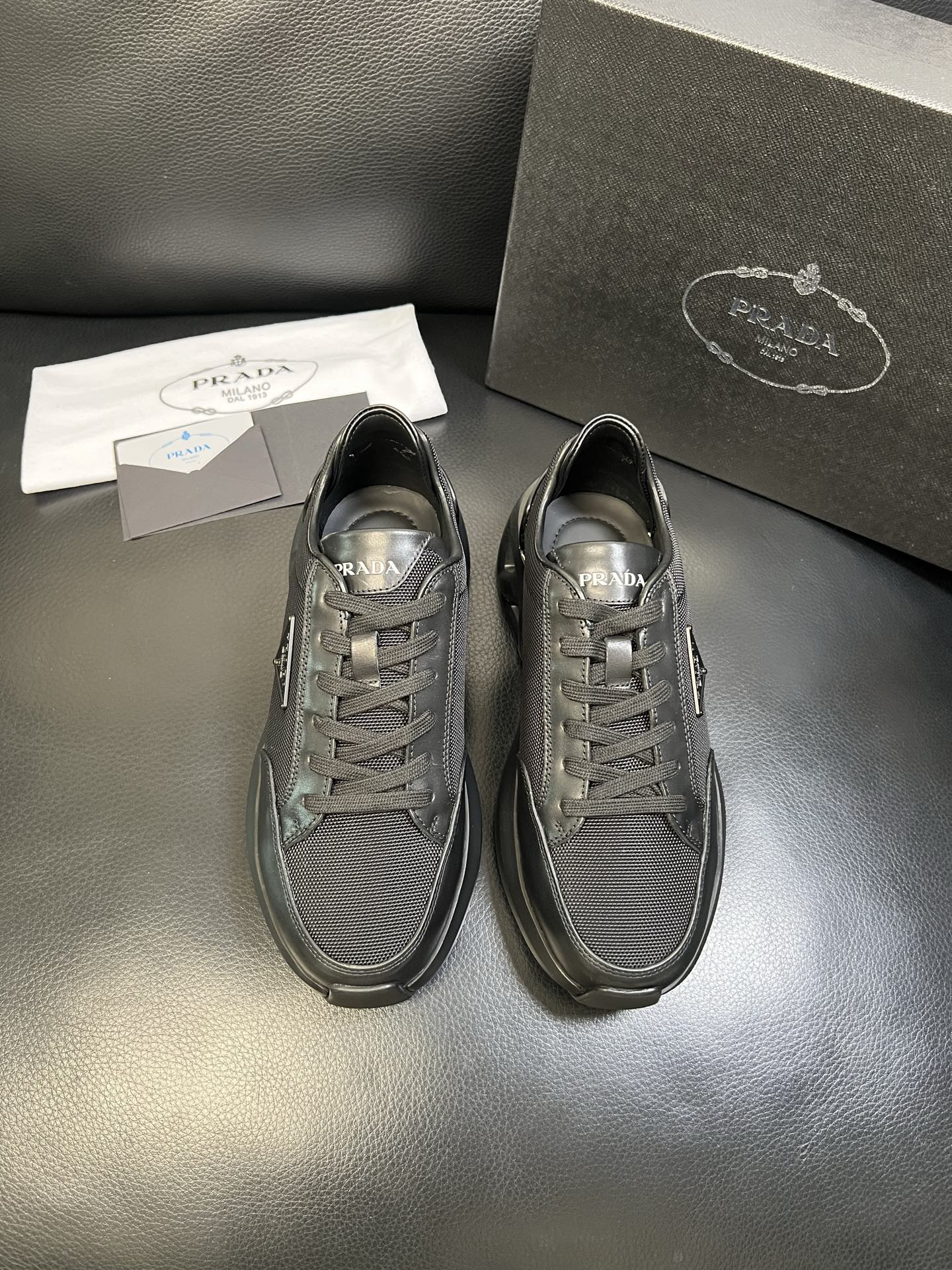 Prada 顶级工艺品，普拉达 专柜同步，原厂配置意大利进口牛皮面料，进口牛皮内里垫，透气舒适，鞋底：原