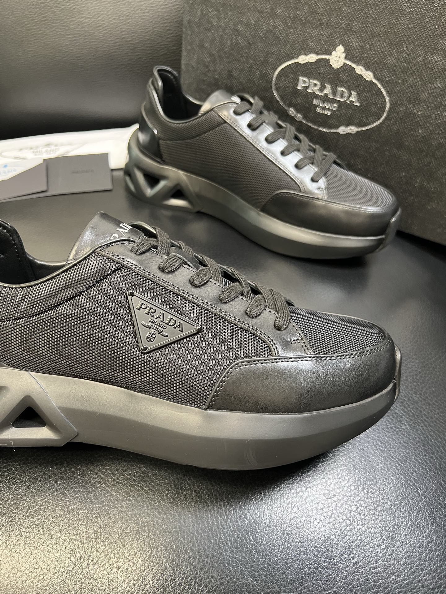 Prada 顶级工艺品，普拉达 专柜同步，原厂配置意大利进口牛皮面料，进口牛皮内里垫，透气舒适，鞋底：原