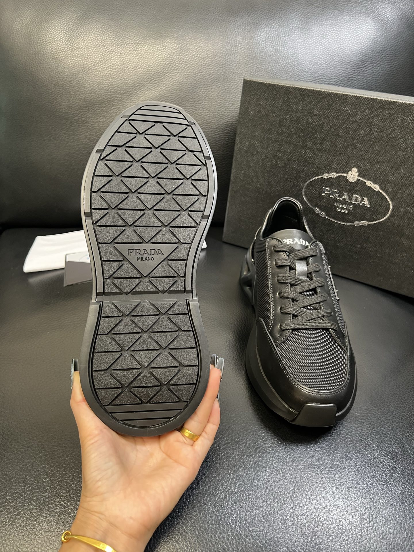 Prada 顶级工艺品，普拉达 专柜同步，原厂配置意大利进口牛皮面料，进口牛皮内里垫，透气舒适，鞋底：原