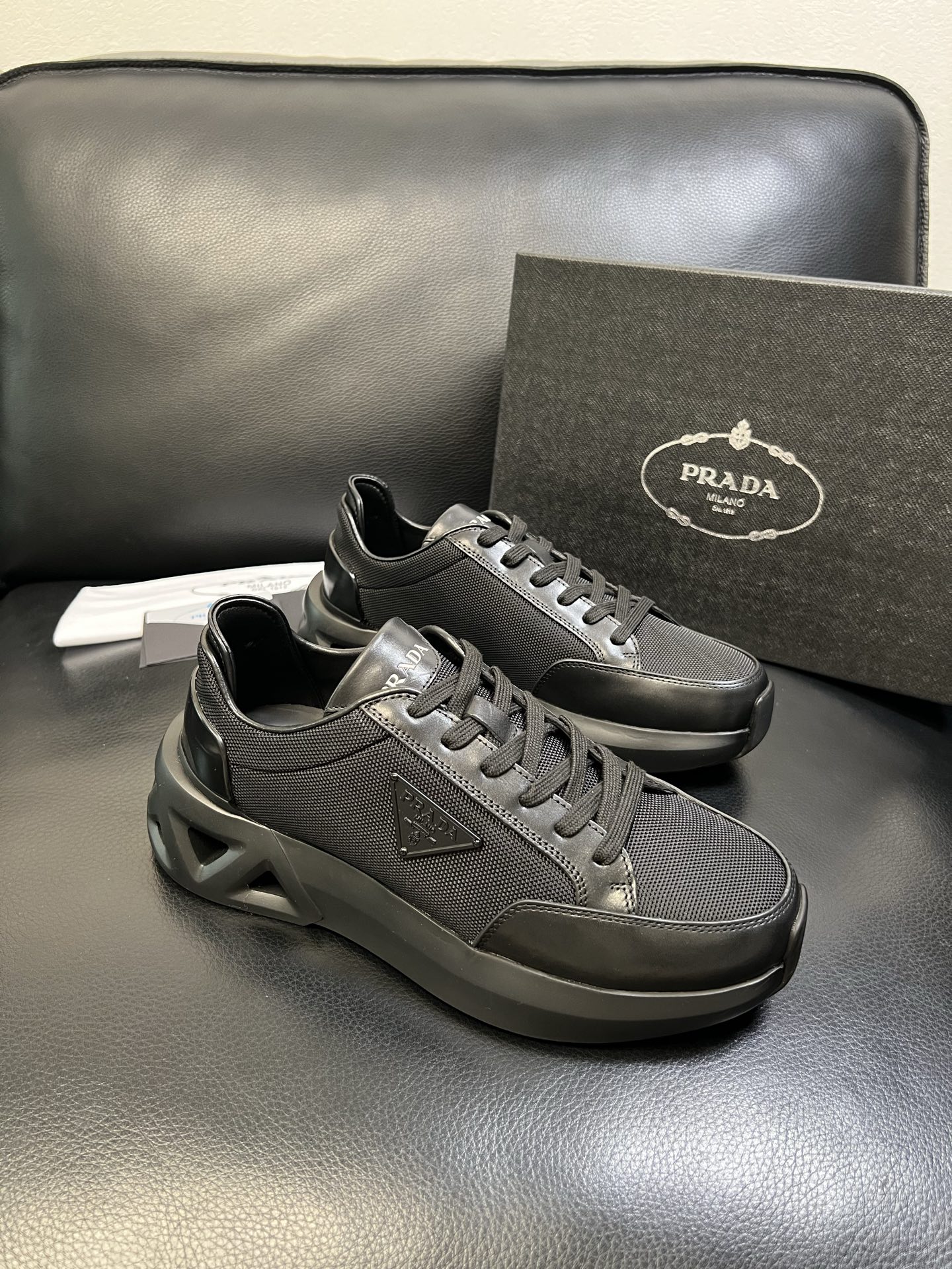 Prada 顶级工艺品，普拉达 专柜同步，原厂配置意大利进口牛皮面料，进口牛皮内里垫，透气舒适，鞋底：原