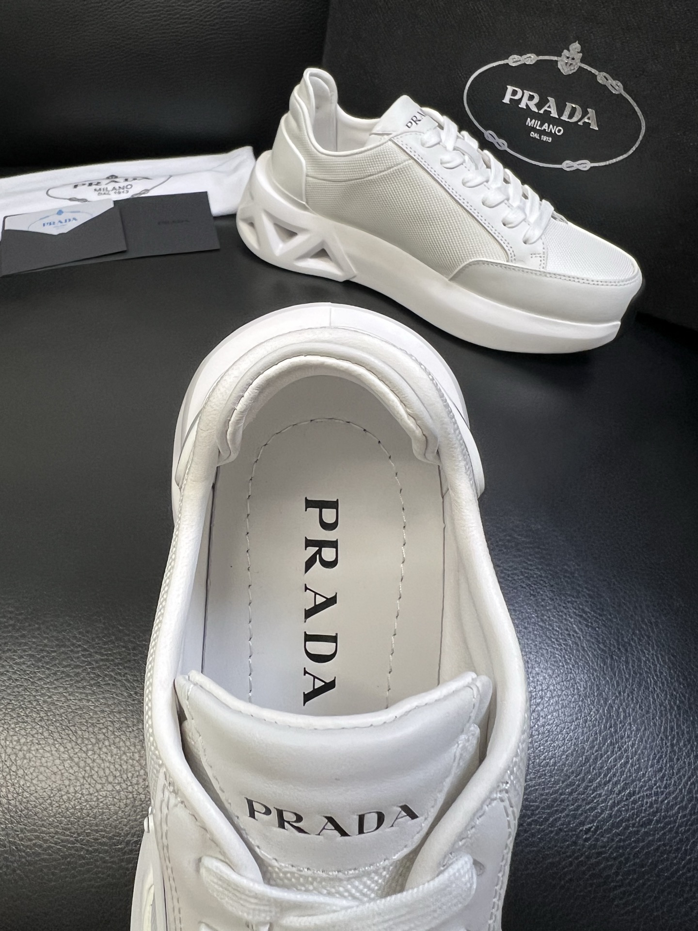 Prada 顶级工艺品，普拉达 专柜同步，原厂配置意大利进口牛皮面料，进口牛皮内里垫，透气舒适，鞋底：原