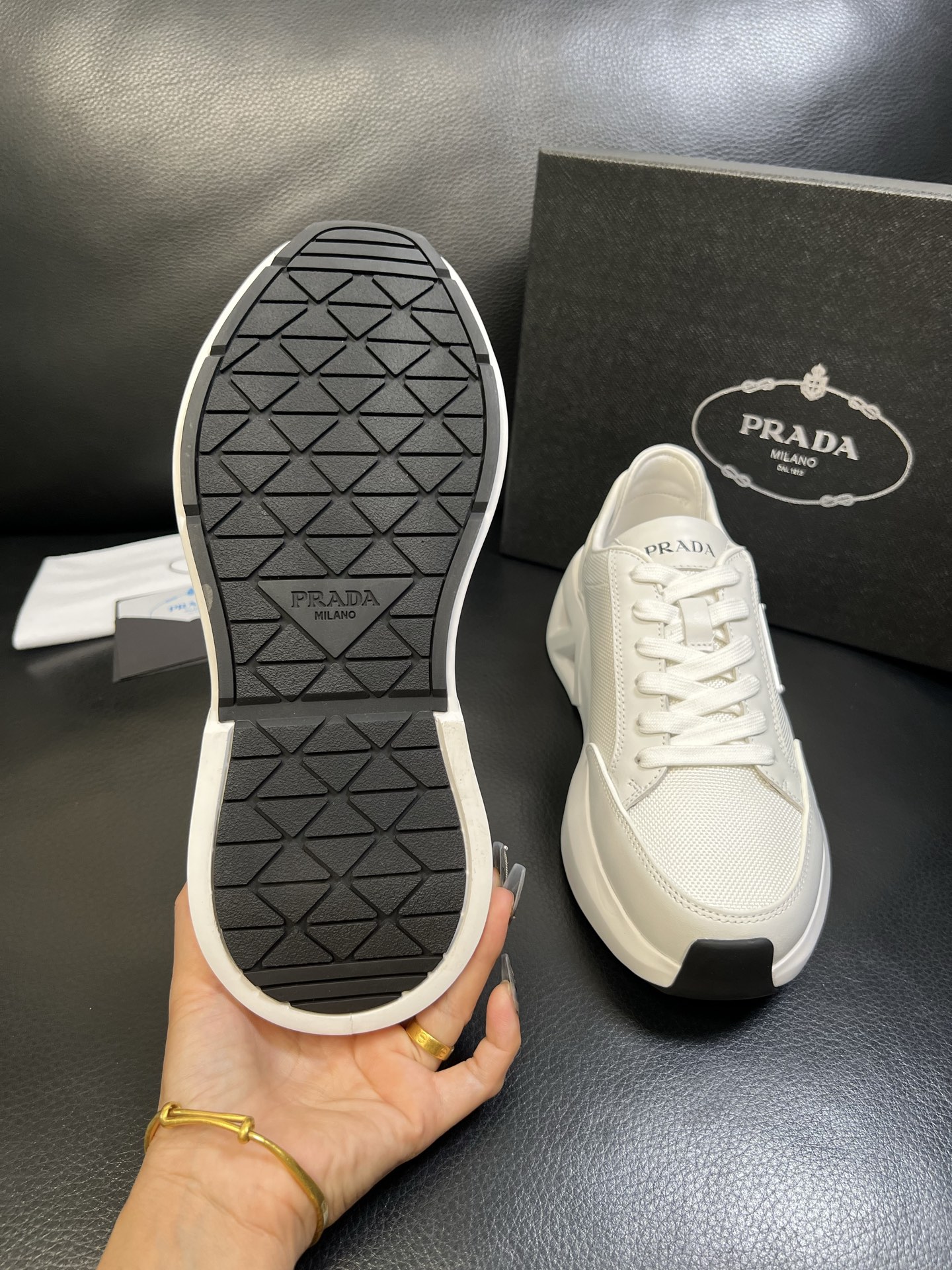 Prada 顶级工艺品，普拉达 专柜同步，原厂配置意大利进口牛皮面料，进口牛皮内里垫，透气舒适，鞋底：原