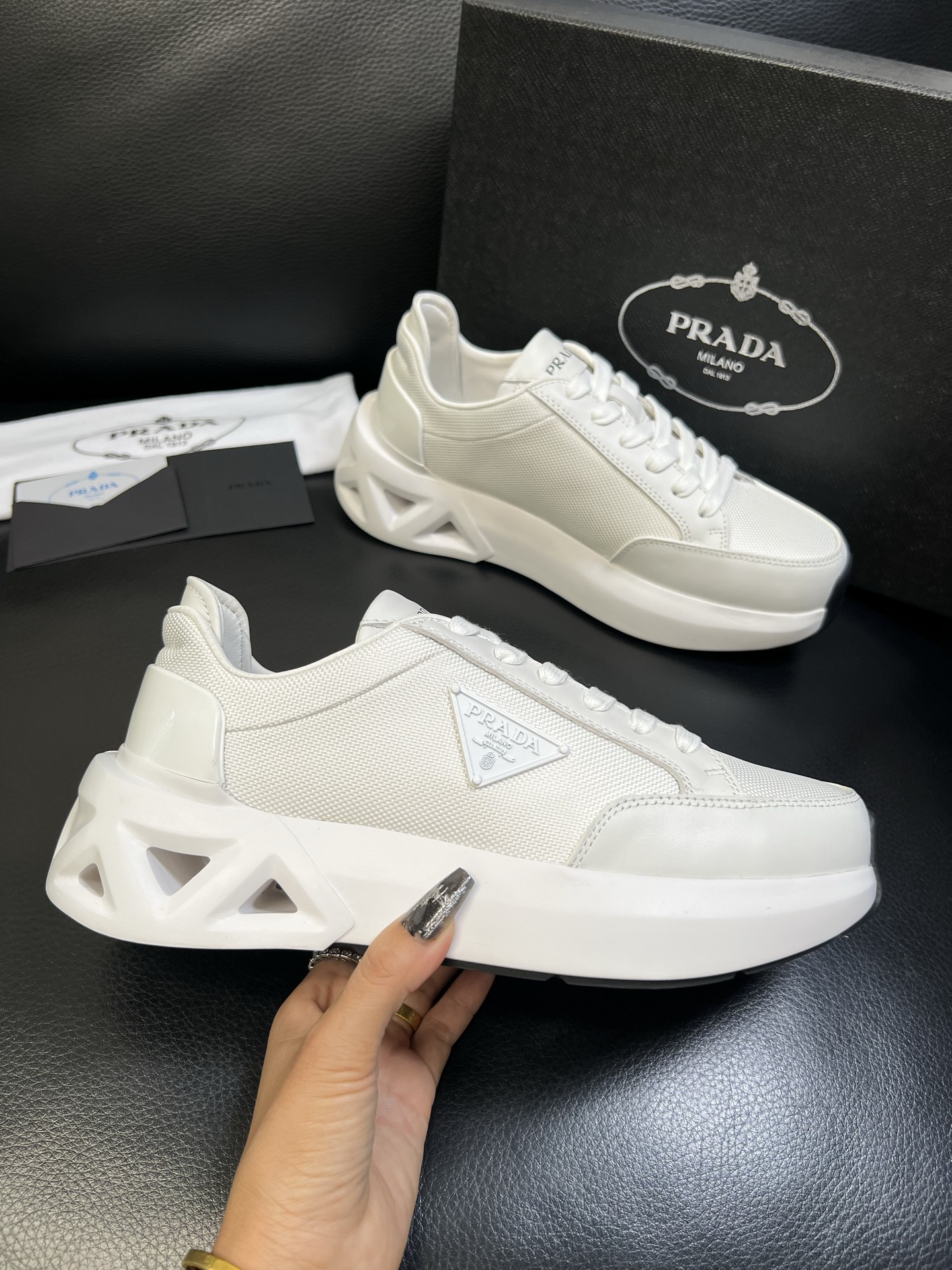 Prada 顶级工艺品，普拉达 专柜同步，原厂配置意大利进口牛皮面料，进口牛皮内里垫，透气舒适，鞋底：原
