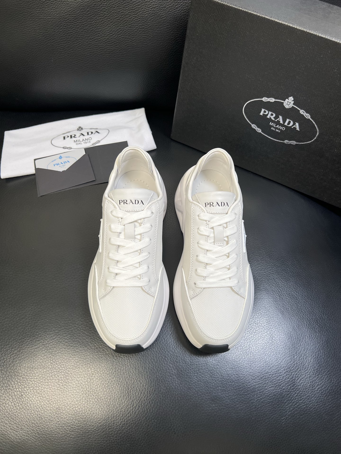 Prada 顶级工艺品，普拉达 专柜同步，原厂配置意大利进口牛皮面料，进口牛皮内里垫，透气舒适，鞋底：原