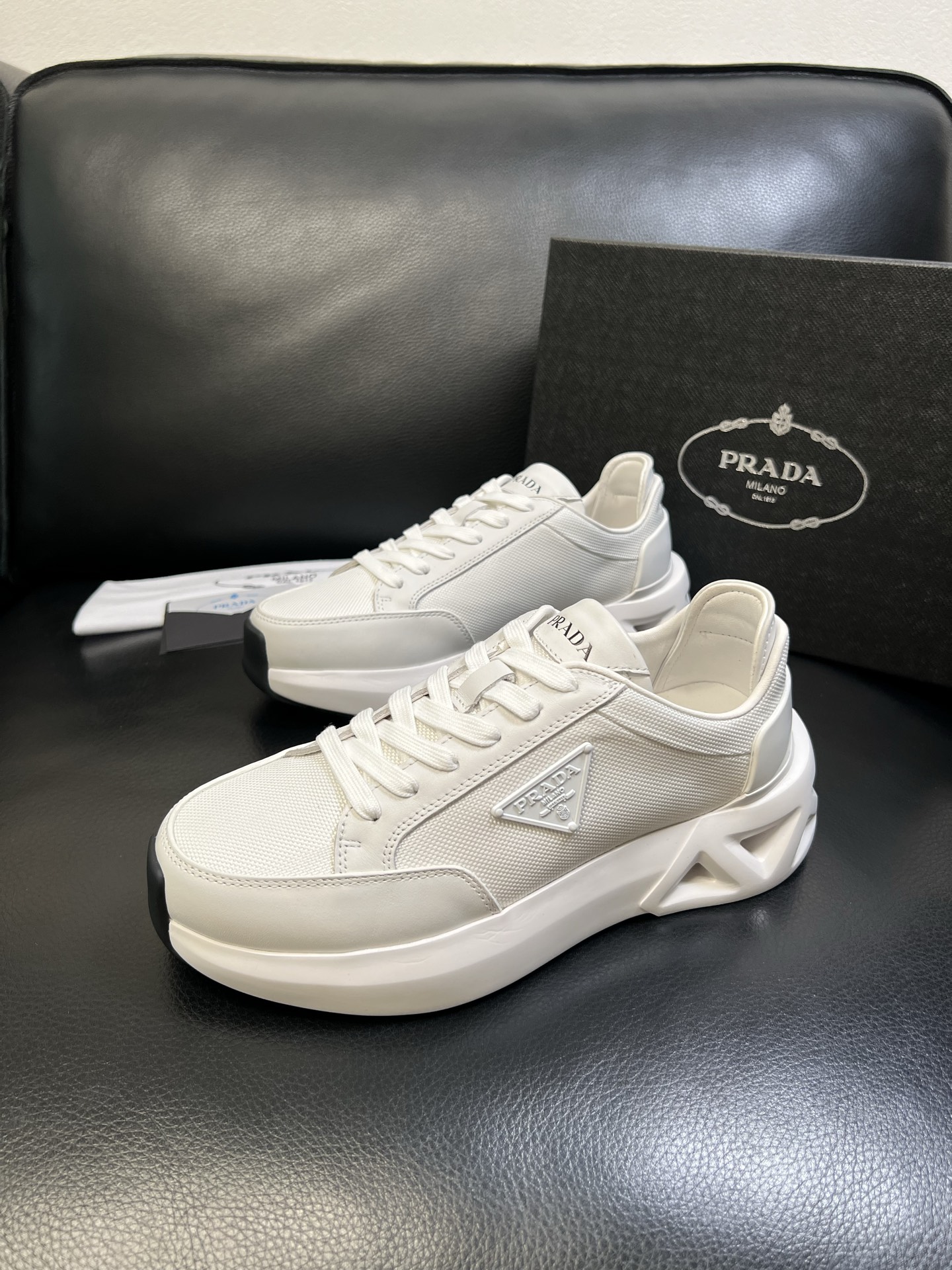 Prada 顶级工艺品，普拉达 专柜同步，原厂配置意大利进口牛皮面料，进口牛皮内里垫，透气舒适，鞋底：原