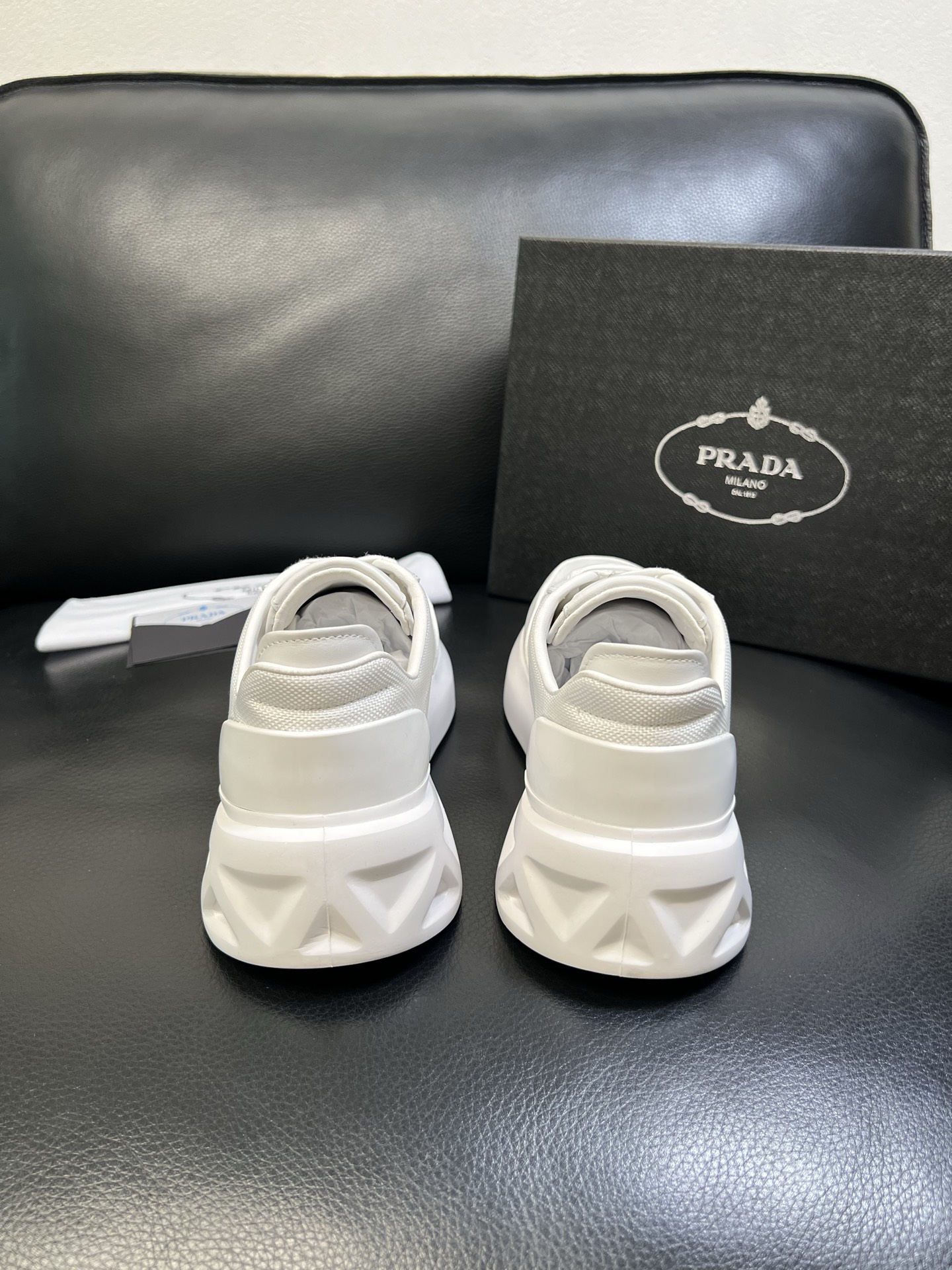 Prada 顶级工艺品，普拉达 专柜同步，原厂配置意大利进口牛皮面料，进口牛皮内里垫，透气舒适，鞋底：原