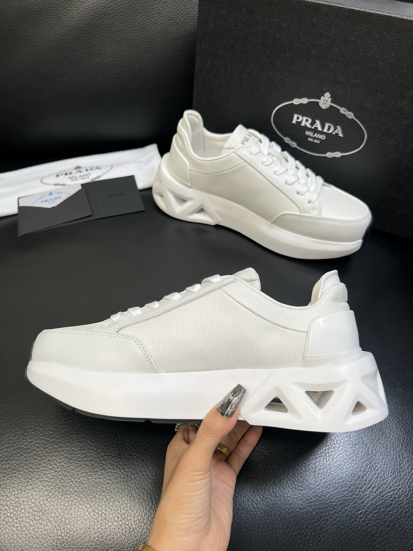 Prada 顶级工艺品，普拉达 专柜同步，原厂配置意大利进口牛皮面料，进口牛皮内里垫，透气舒适，鞋底：原