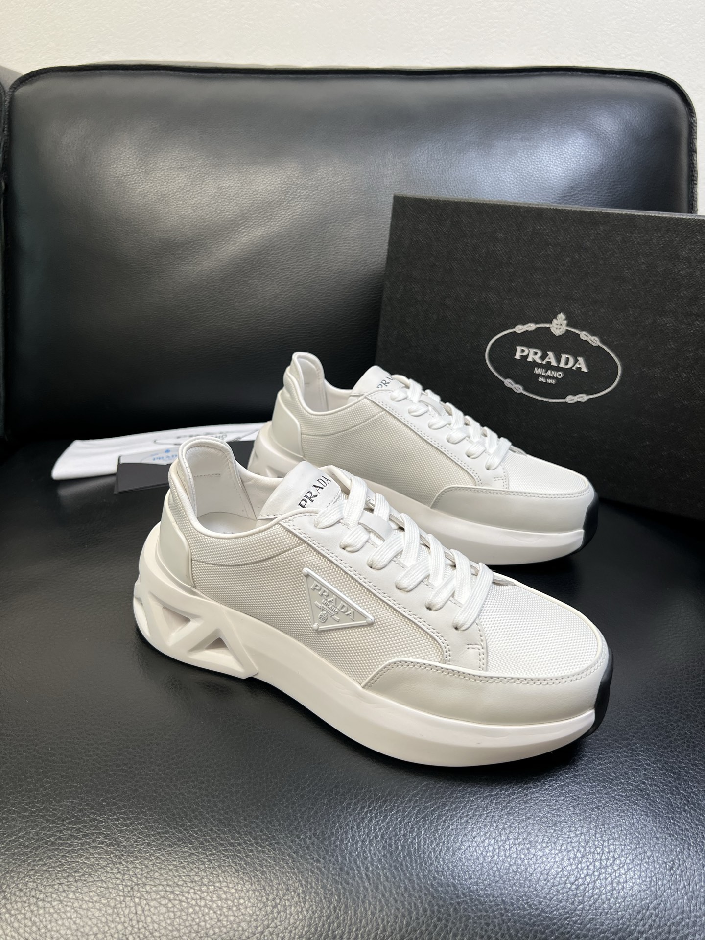 Prada 顶级工艺品，普拉达 专柜同步，原厂配置意大利进口牛皮面料，进口牛皮内里垫，透气舒适，鞋底：原