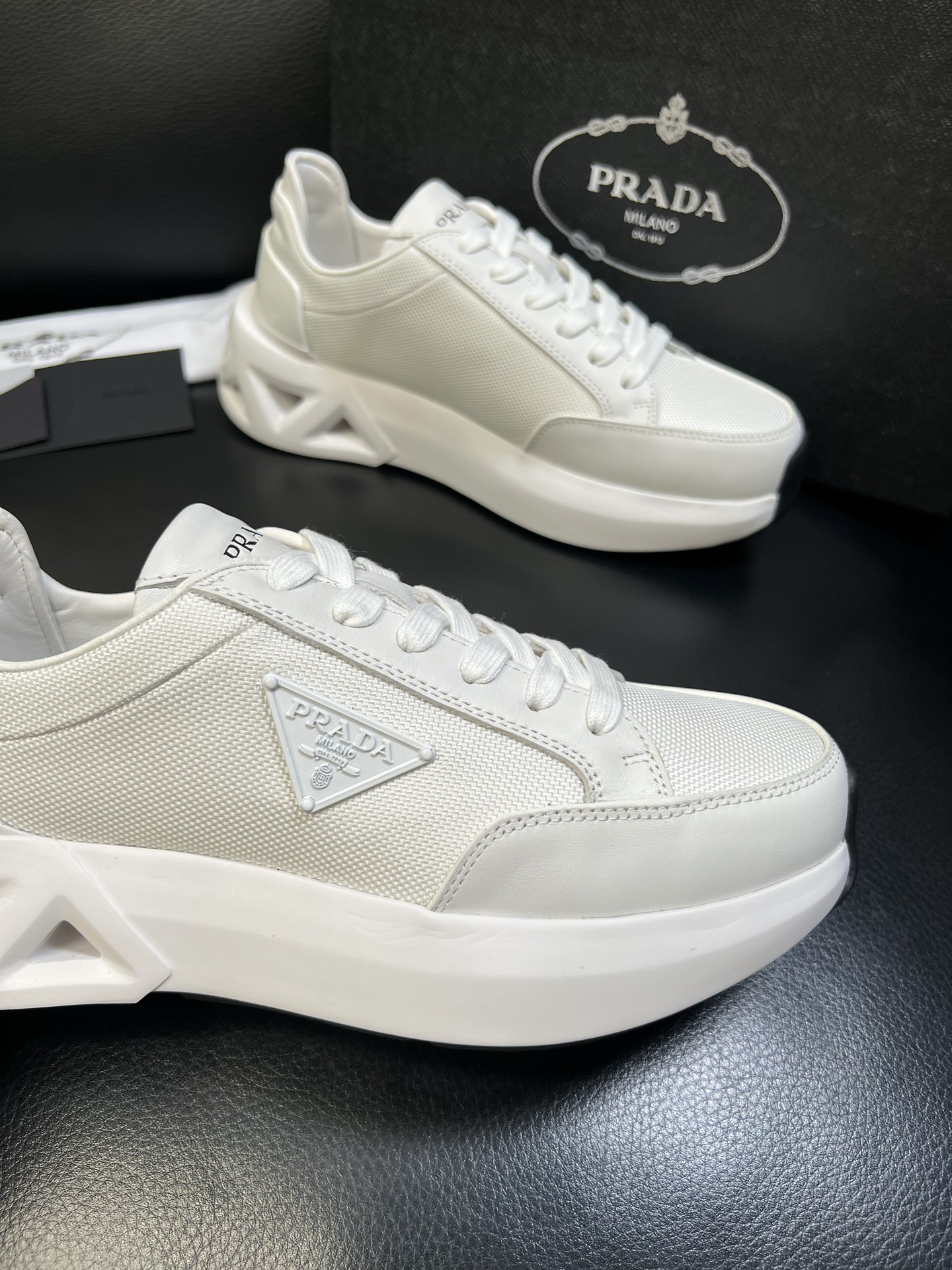 Prada 顶级工艺品，普拉达 专柜同步，原厂配置意大利进口牛皮面料，进口牛皮内里垫，透气舒适，鞋底：原