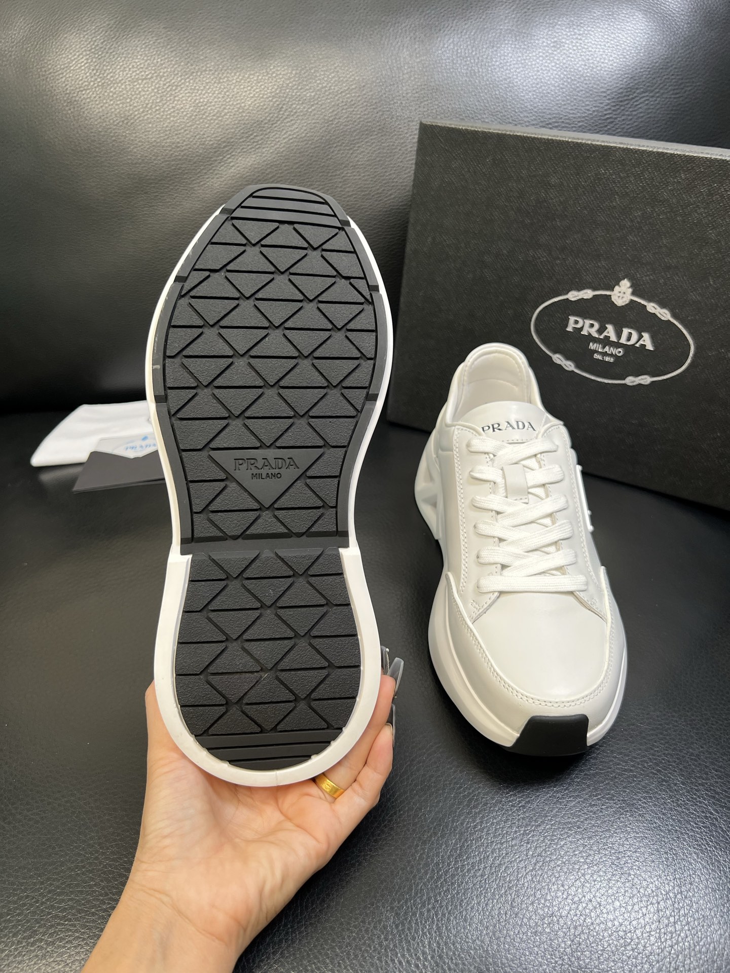 Prada 顶级工艺品，普拉达 专柜同步，原厂配置意大利进口牛皮面料，进口牛皮内里垫，透气舒适，鞋底：原