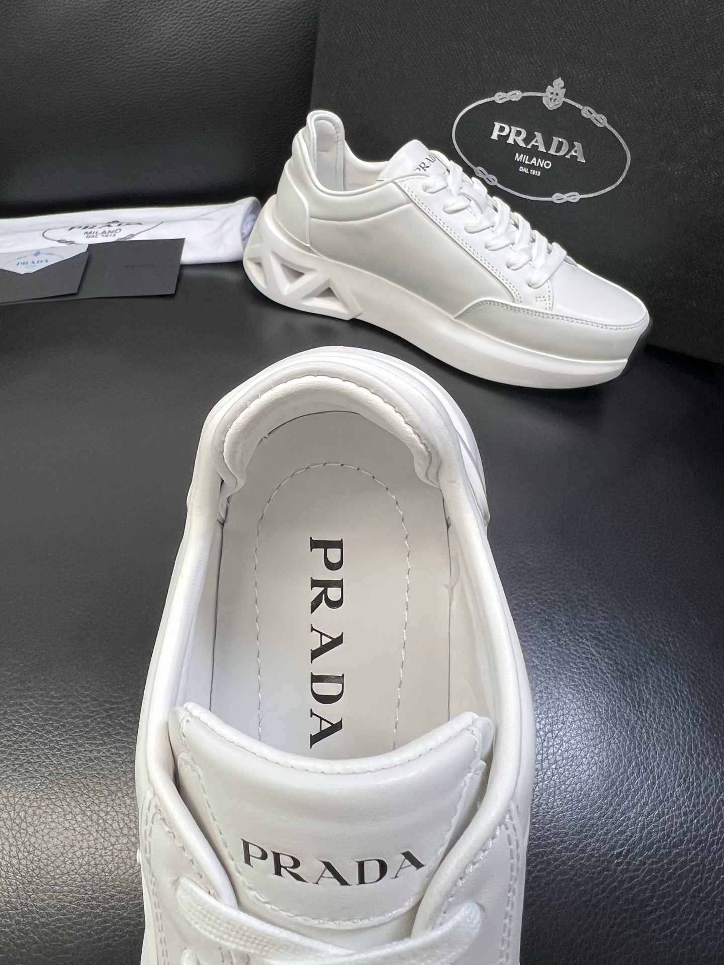 Prada 顶级工艺品，普拉达 专柜同步，原厂配置意大利进口牛皮面料，进口牛皮内里垫，透气舒适，鞋底：原