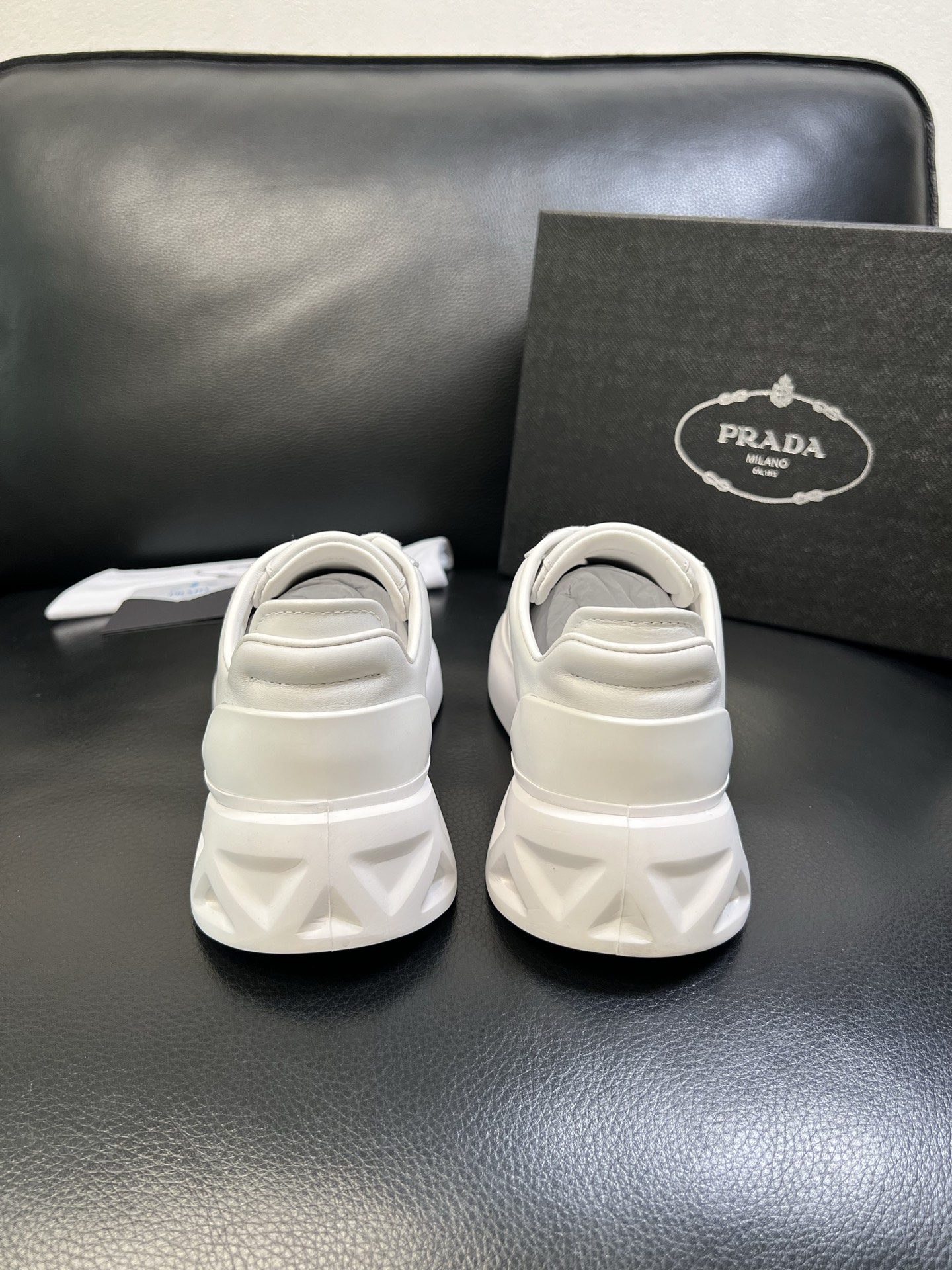 Prada 顶级工艺品，普拉达 专柜同步，原厂配置意大利进口牛皮面料，进口牛皮内里垫，透气舒适，鞋底：原