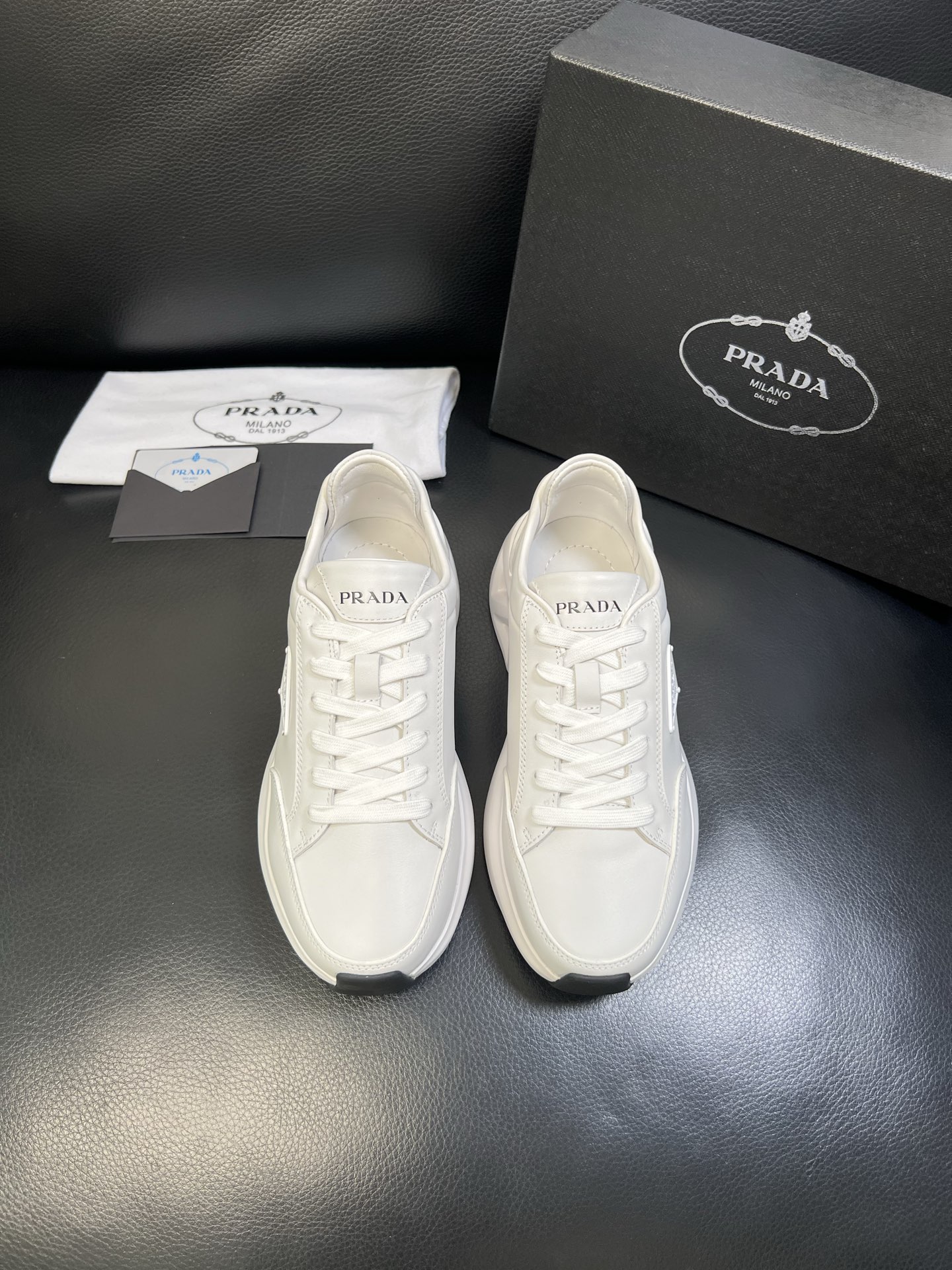 Prada 顶级工艺品，普拉达 专柜同步，原厂配置意大利进口牛皮面料，进口牛皮内里垫，透气舒适，鞋底：原