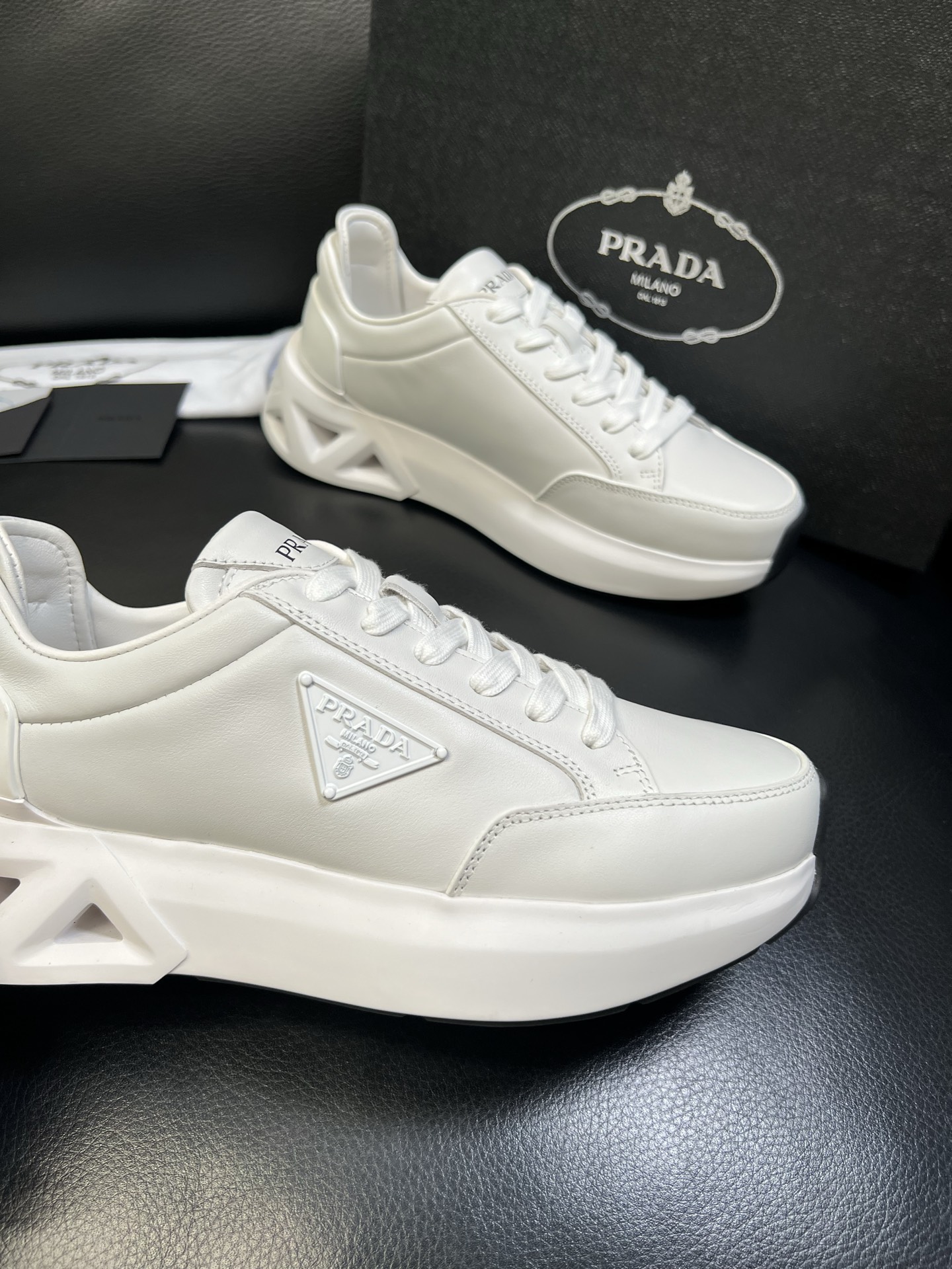 Prada 顶级工艺品，普拉达 专柜同步，原厂配置意大利进口牛皮面料，进口牛皮内里垫，透气舒适，鞋底：原