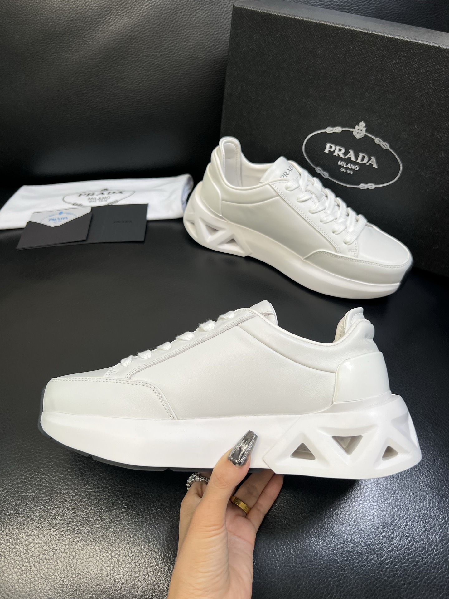 Prada 顶级工艺品，普拉达 专柜同步，原厂配置意大利进口牛皮面料，进口牛皮内里垫，透气舒适，鞋底：原