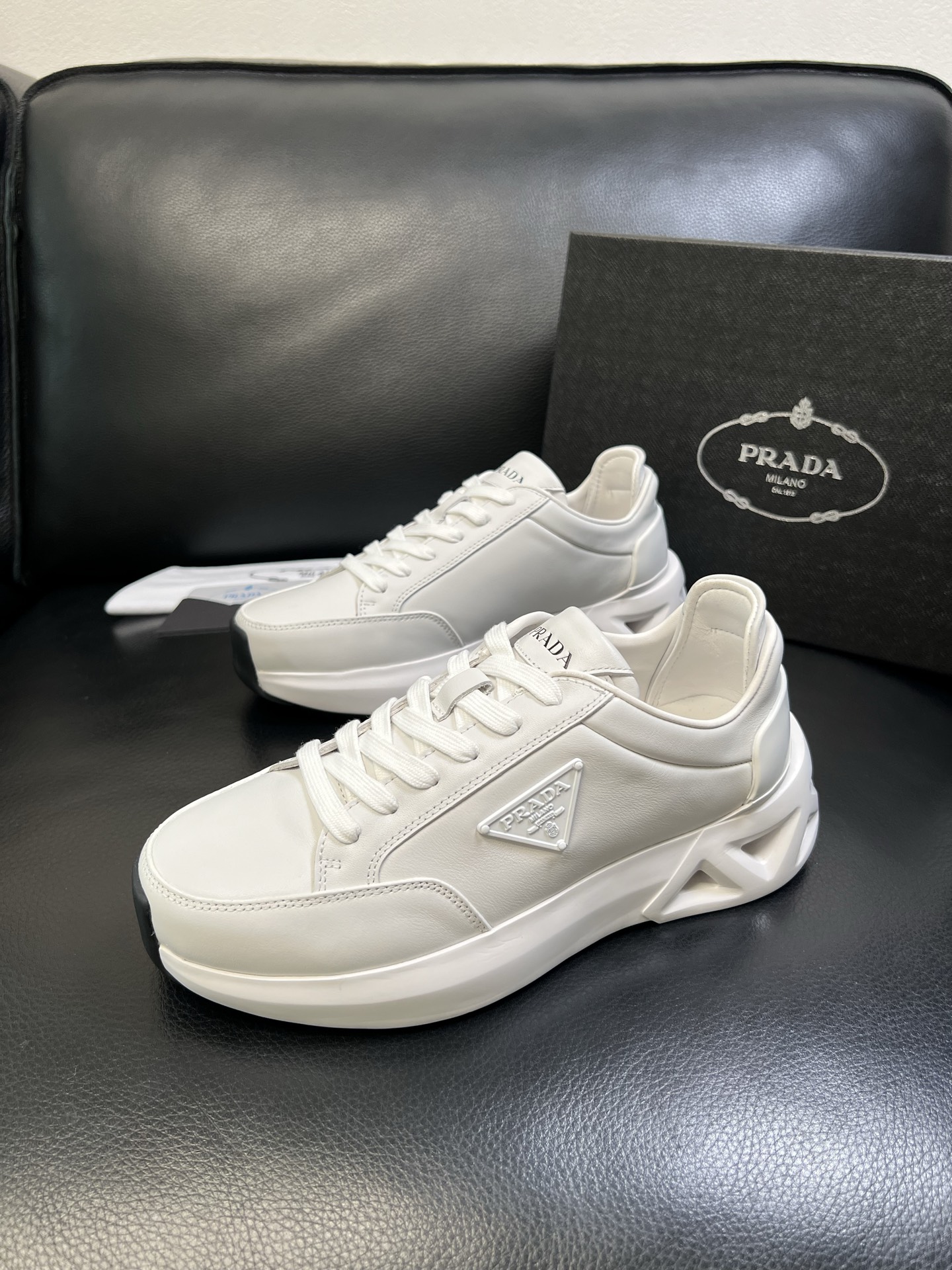 Prada 顶级工艺品，普拉达 专柜同步，原厂配置意大利进口牛皮面料，进口牛皮内里垫，透气舒适，鞋底：原