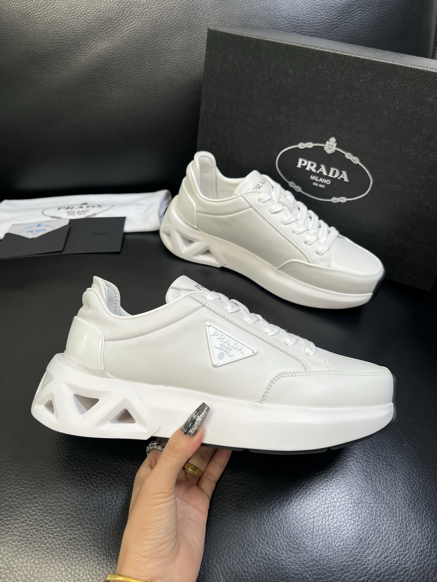 Prada 顶级工艺品，普拉达 专柜同步，原厂配置意大利进口牛皮面料，进口牛皮内里垫，透气舒适，鞋底：原