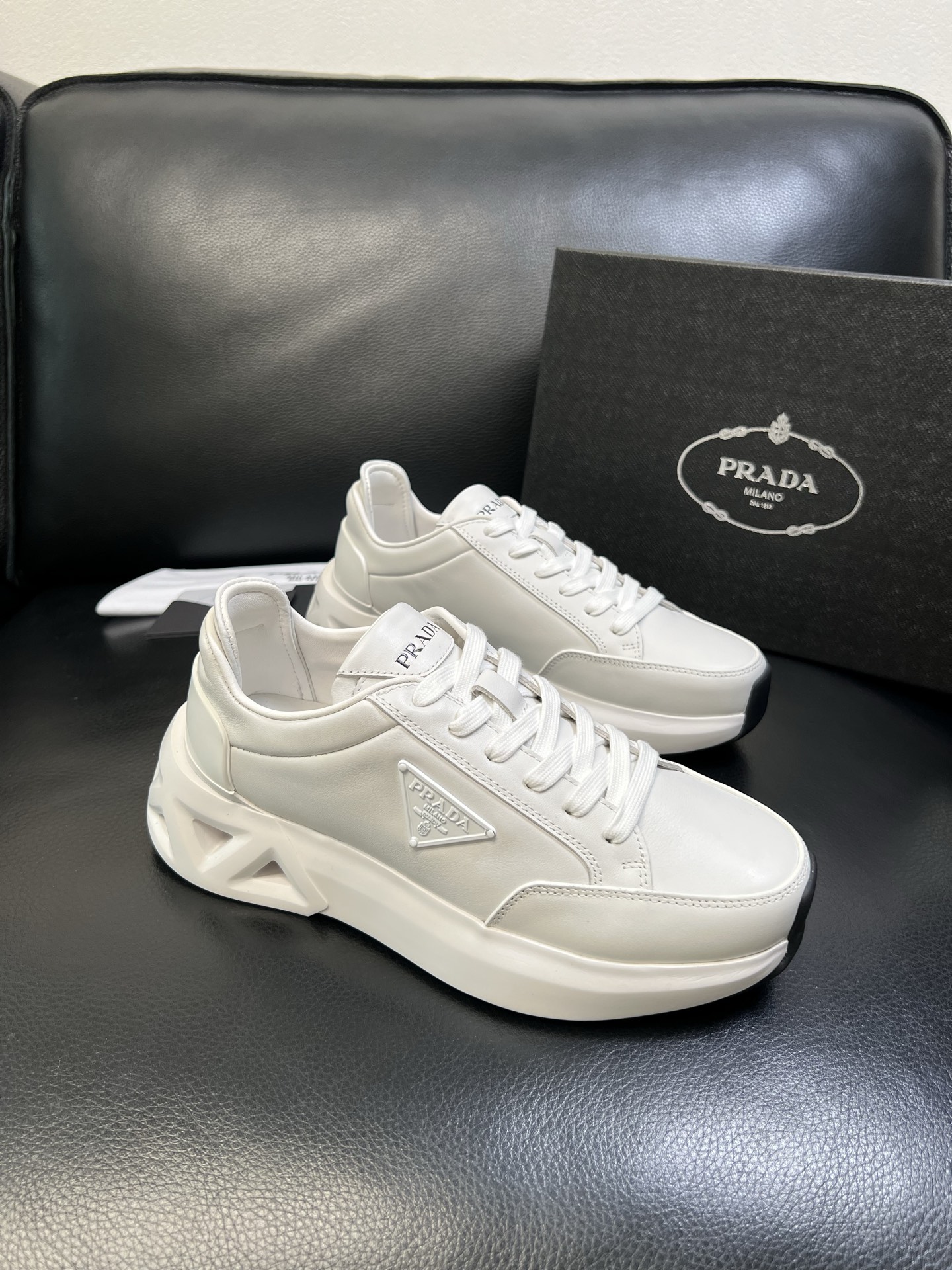 Prada 顶级工艺品，普拉达 专柜同步，原厂配置意大利进口牛皮面料，进口牛皮内里垫，透气舒适，鞋底：原