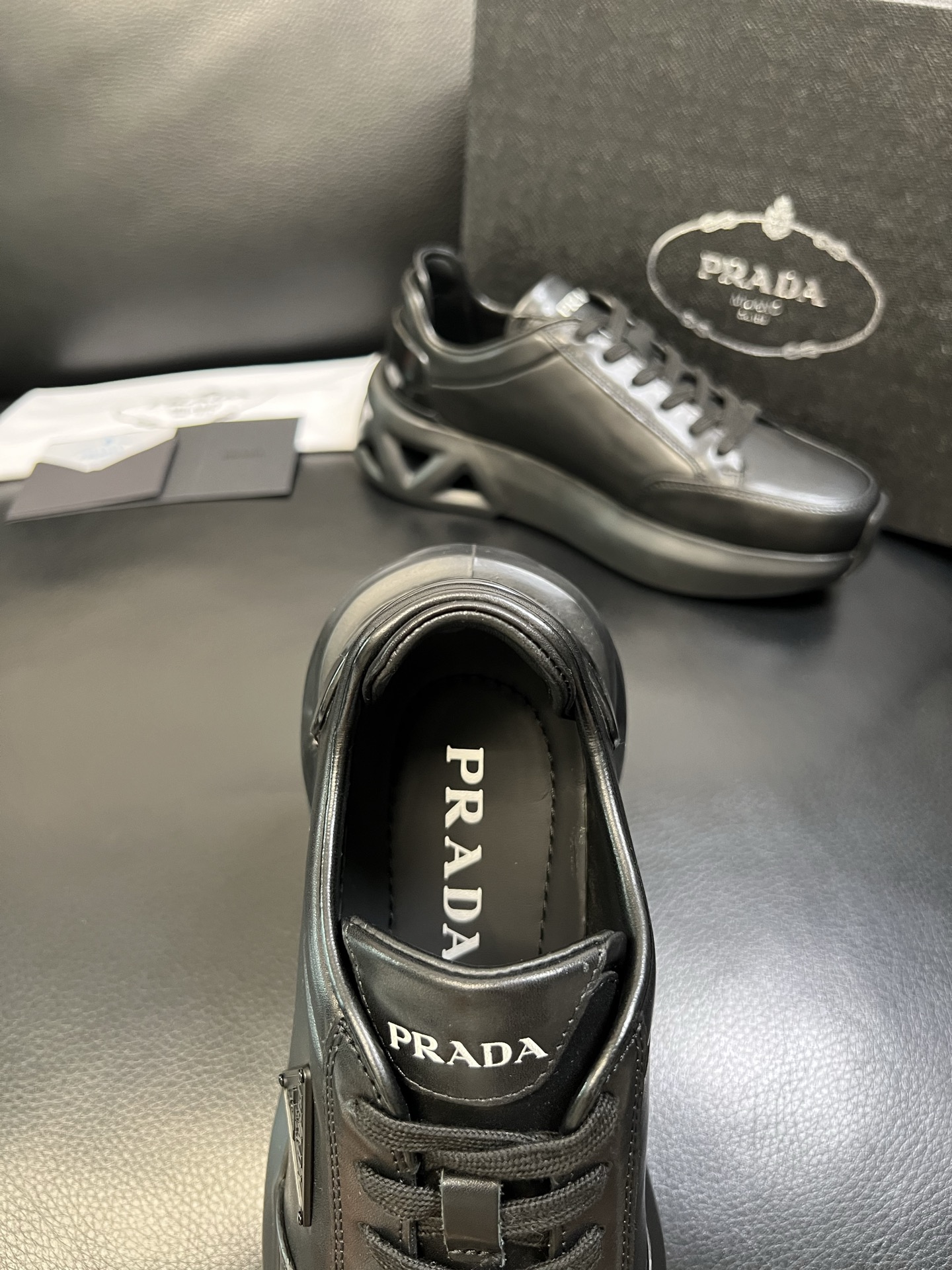 Prada 顶级工艺品，普拉达 专柜同步，原厂配置意大利进口牛皮面料，进口牛皮内里垫，透气舒适，鞋底：原