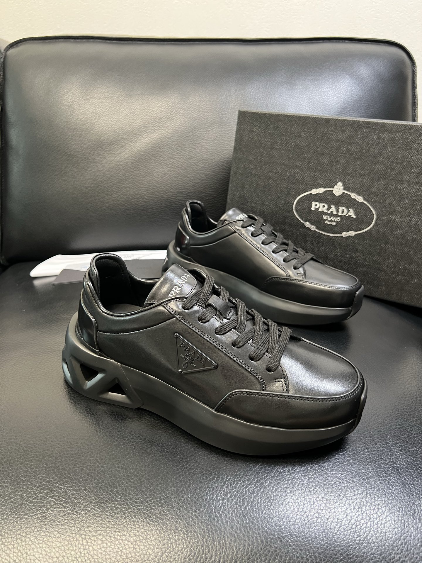 NO:541905,Prada top crafts, Prada counter synchronous, original configuration of imported Italian cowhide fabric, imported cowhide inner mat, breathable and comfortable, original sole, original special original sole, original order goods, high quality, welcome to compare, size 39-44 (custom 45),, prada, prada, cowhide19860909Prada 顶级工艺品,普拉达 专柜同步,原厂配置意大利进口牛皮面料,进口牛皮内里垫,透气舒适,鞋底原厂特供原版底,原厂跟单货 高品质 欢迎对比,码数 39-44（订做 45）,,prada,prada,cowhide,Men's shoes
