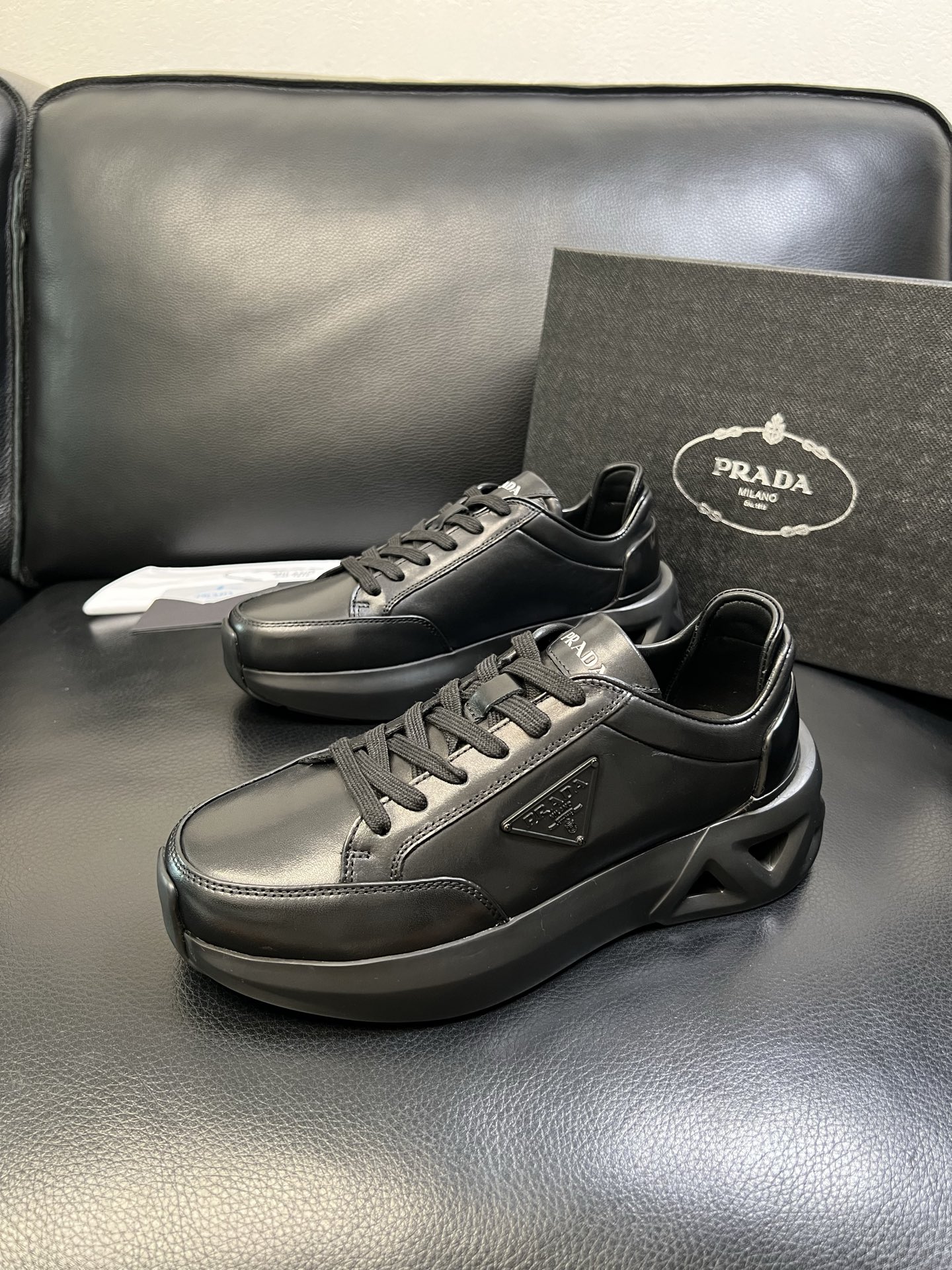 Prada 顶级工艺品，普拉达 专柜同步，原厂配置意大利进口牛皮面料，进口牛皮内里垫，透气舒适，鞋底：原