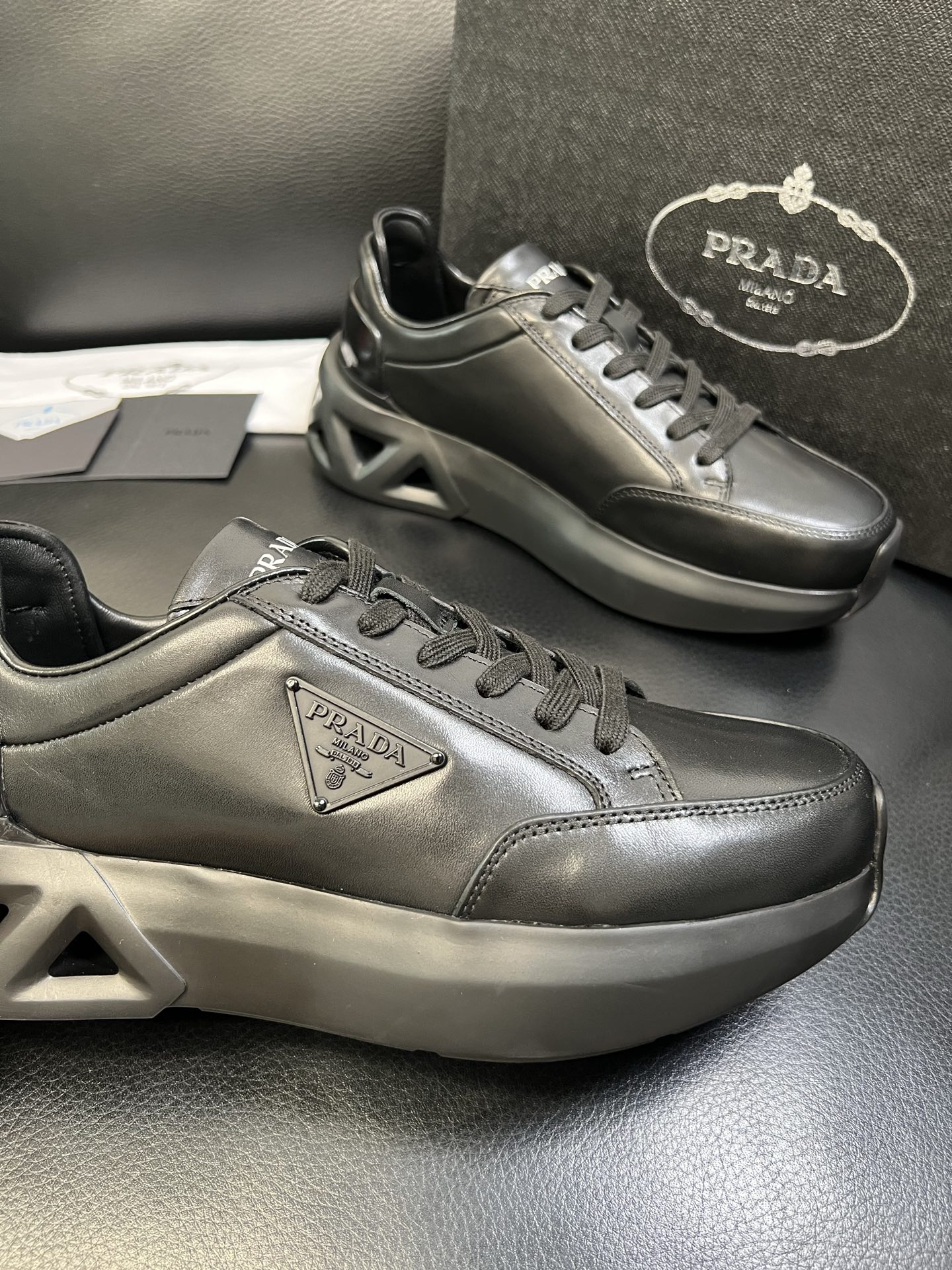 Prada 顶级工艺品，普拉达 专柜同步，原厂配置意大利进口牛皮面料，进口牛皮内里垫，透气舒适，鞋底：原