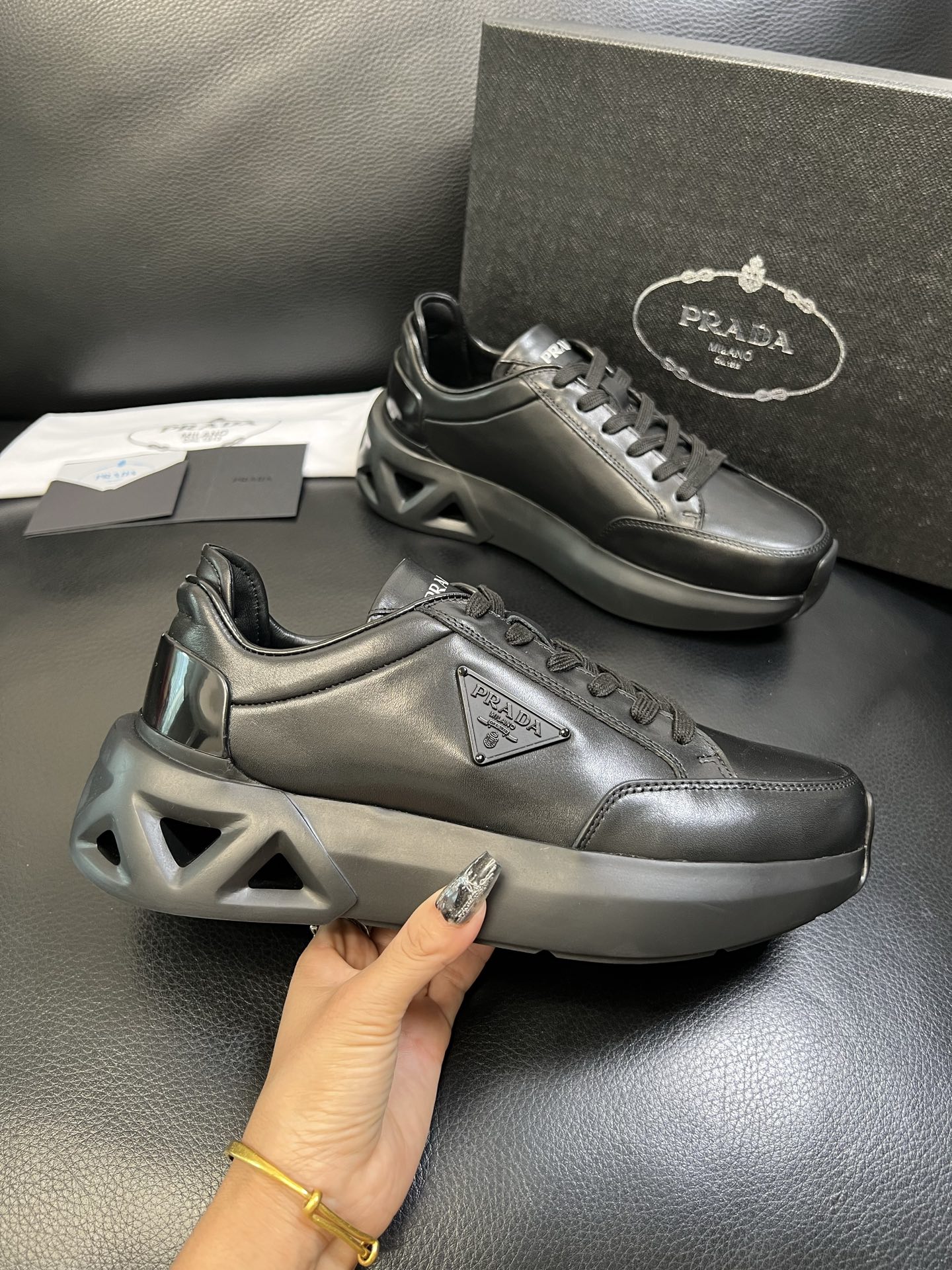 Prada 顶级工艺品，普拉达 专柜同步，原厂配置意大利进口牛皮面料，进口牛皮内里垫，透气舒适，鞋底：原