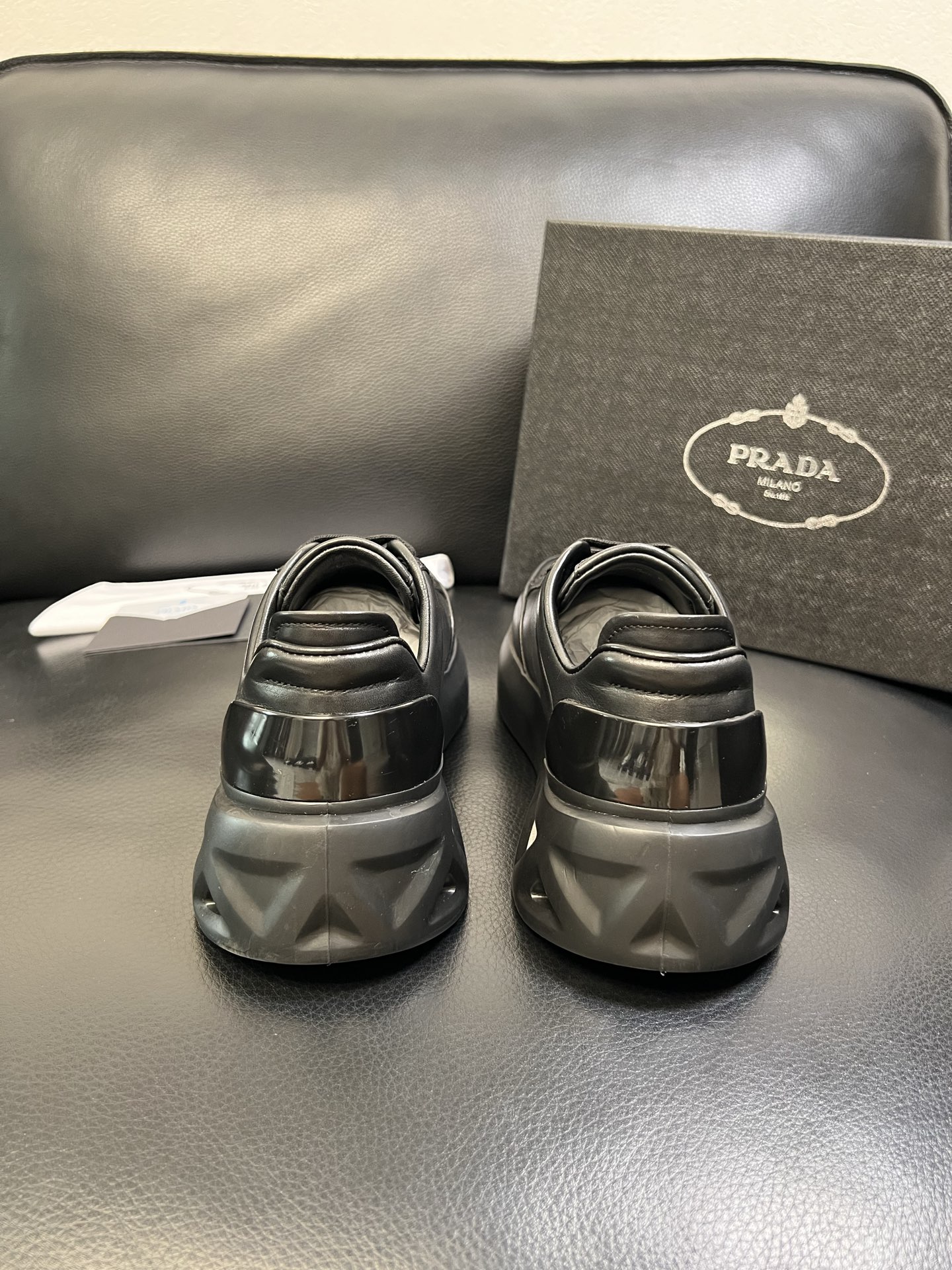 Prada 顶级工艺品，普拉达 专柜同步，原厂配置意大利进口牛皮面料，进口牛皮内里垫，透气舒适，鞋底：原