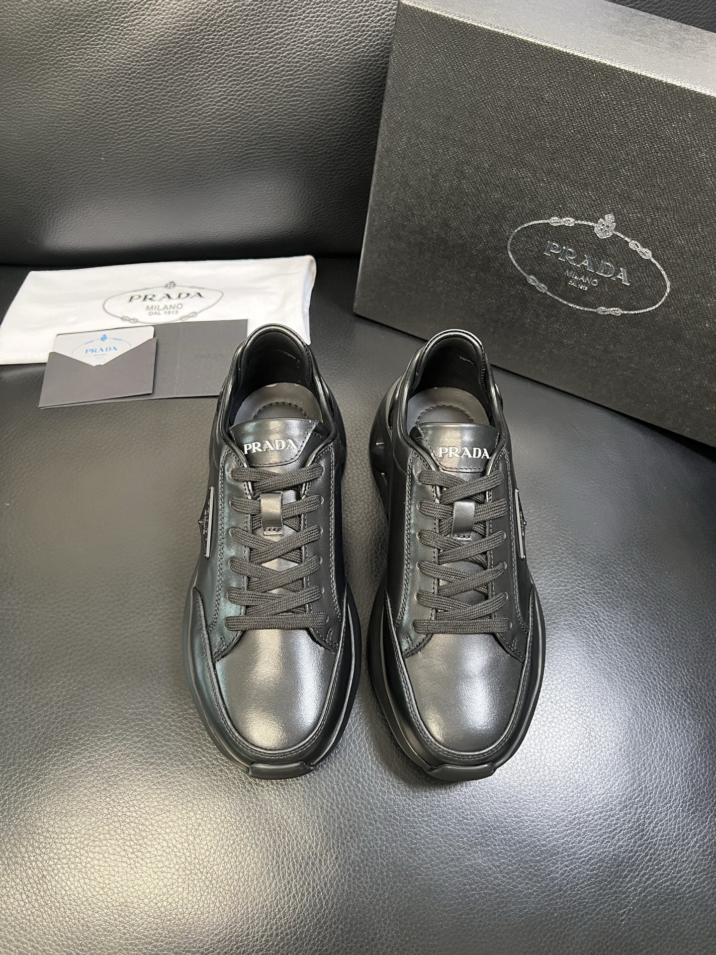 Prada 顶级工艺品，普拉达 专柜同步，原厂配置意大利进口牛皮面料，进口牛皮内里垫，透气舒适，鞋底：原