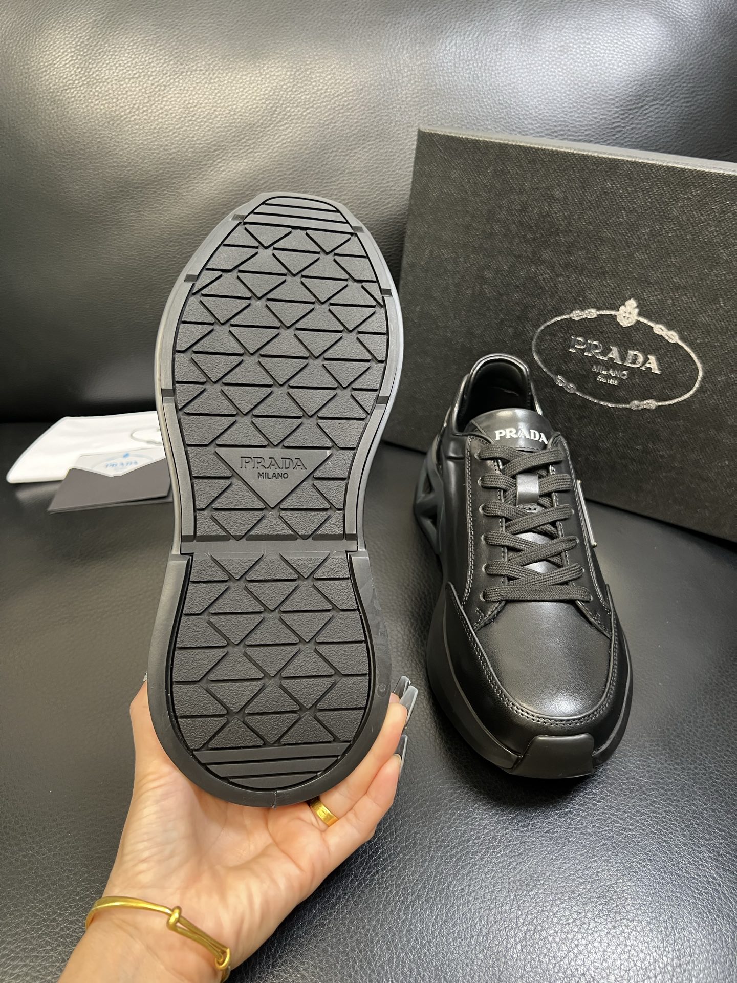 Prada 顶级工艺品，普拉达 专柜同步，原厂配置意大利进口牛皮面料，进口牛皮内里垫，透气舒适，鞋底：原