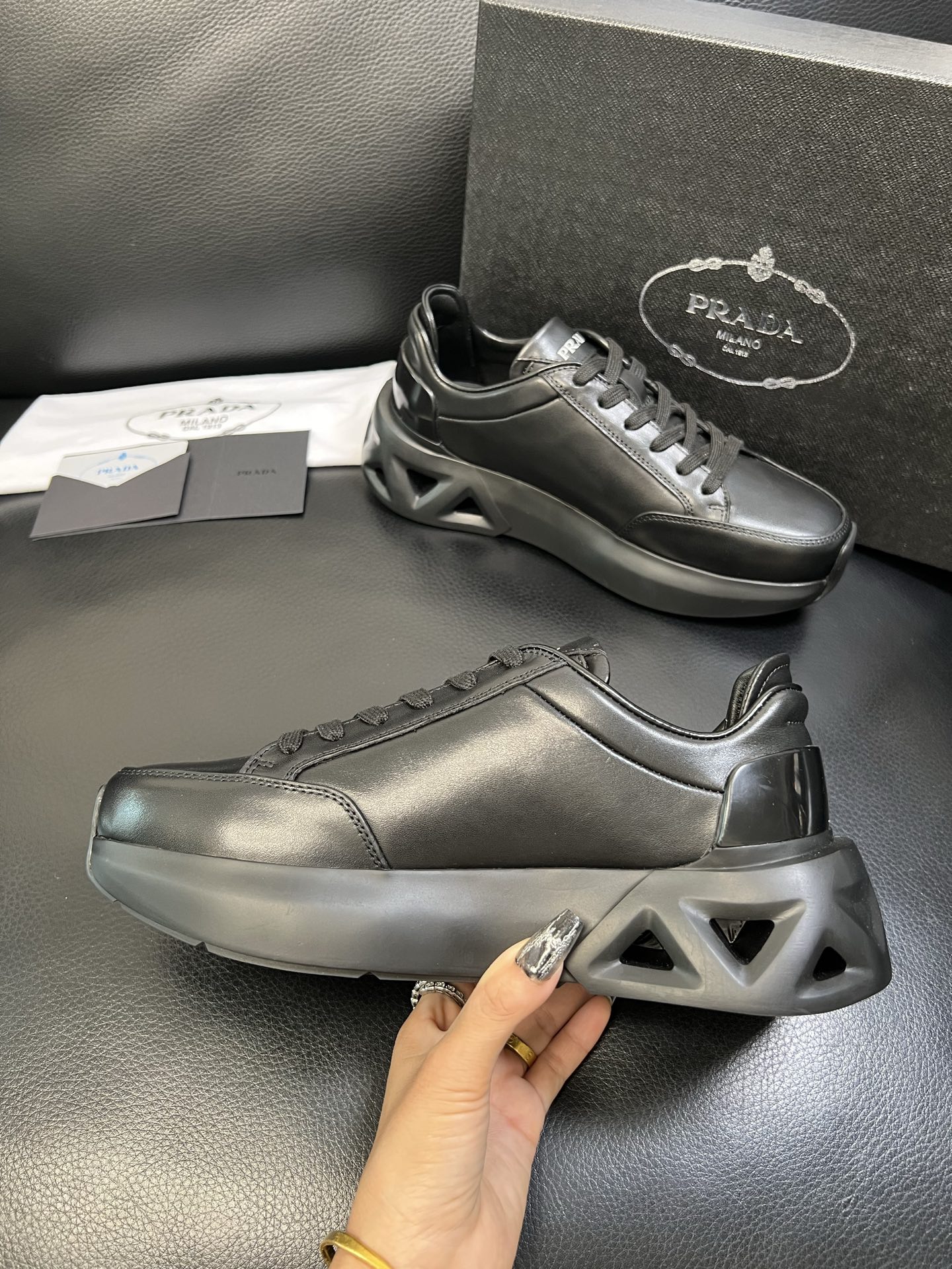 Prada 顶级工艺品，普拉达 专柜同步，原厂配置意大利进口牛皮面料，进口牛皮内里垫，透气舒适，鞋底：原