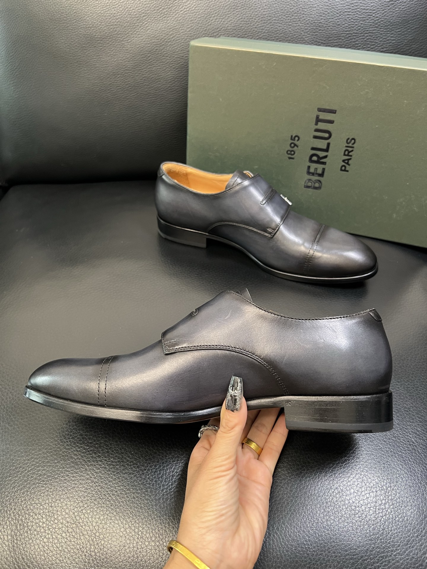 Berluti 高品质 顶级工艺品 布鲁提 专柜同步发售原厂配置，意大利进口牛皮面料，全进口水染牛皮里垫