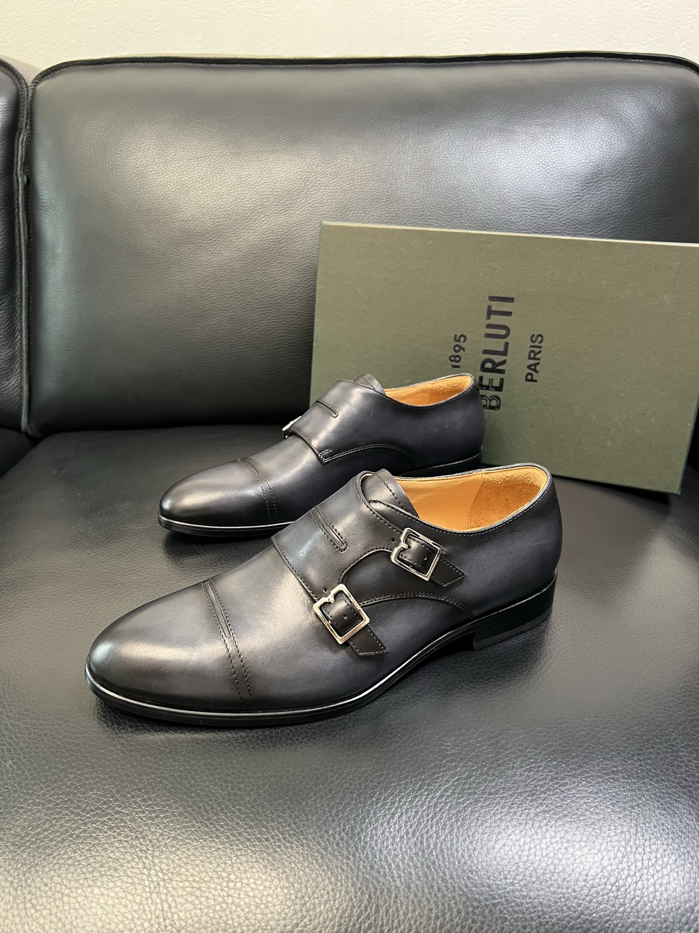 Berluti 高品质 顶级工艺品 布鲁提 专柜同步发售原厂配置，意大利进口牛皮面料，全进口水染牛皮里垫
