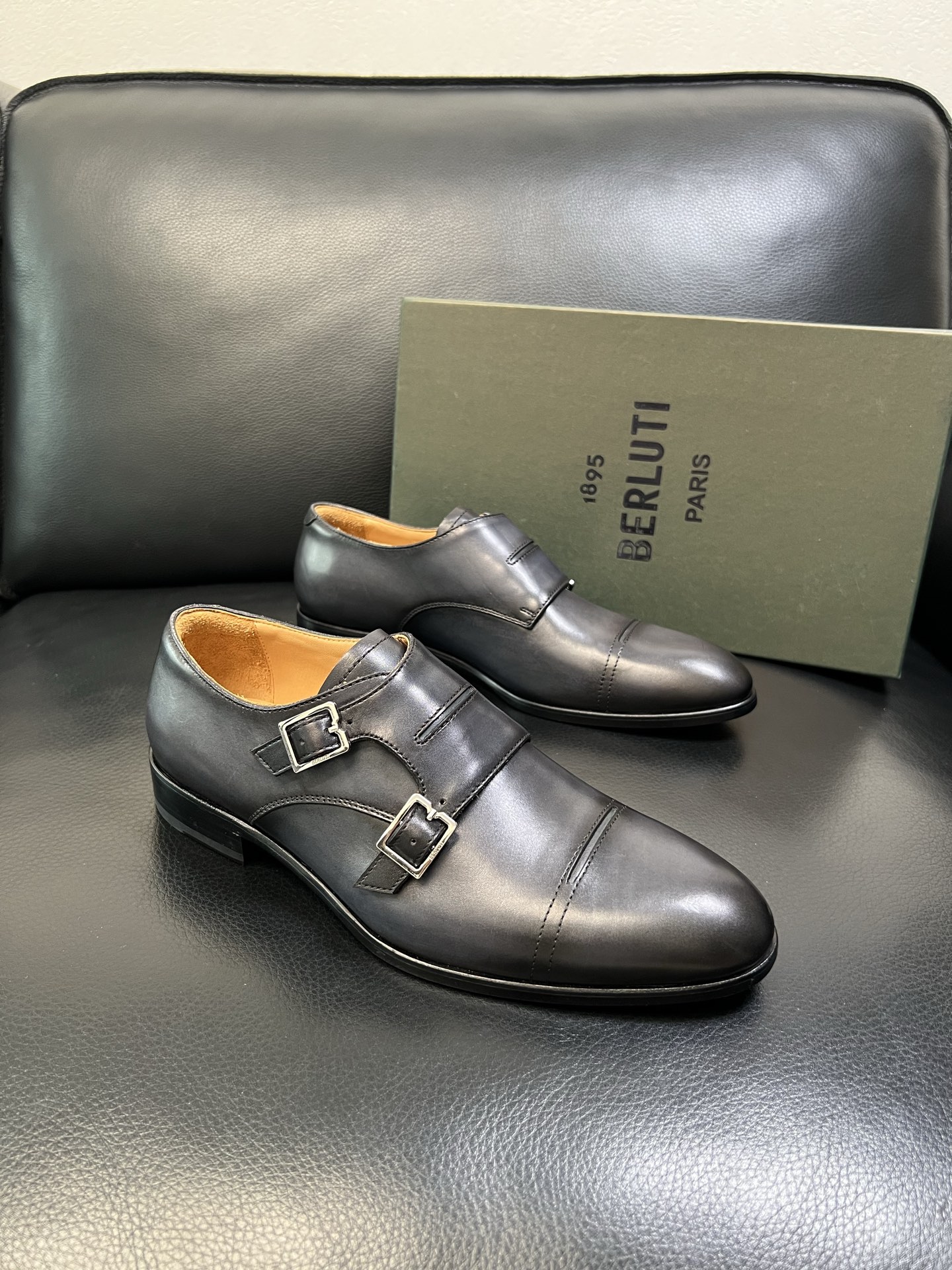 Berluti 高品质 顶级工艺品 布鲁提 专柜同步发售原厂配置，意大利进口牛皮面料，全进口水染牛皮里垫