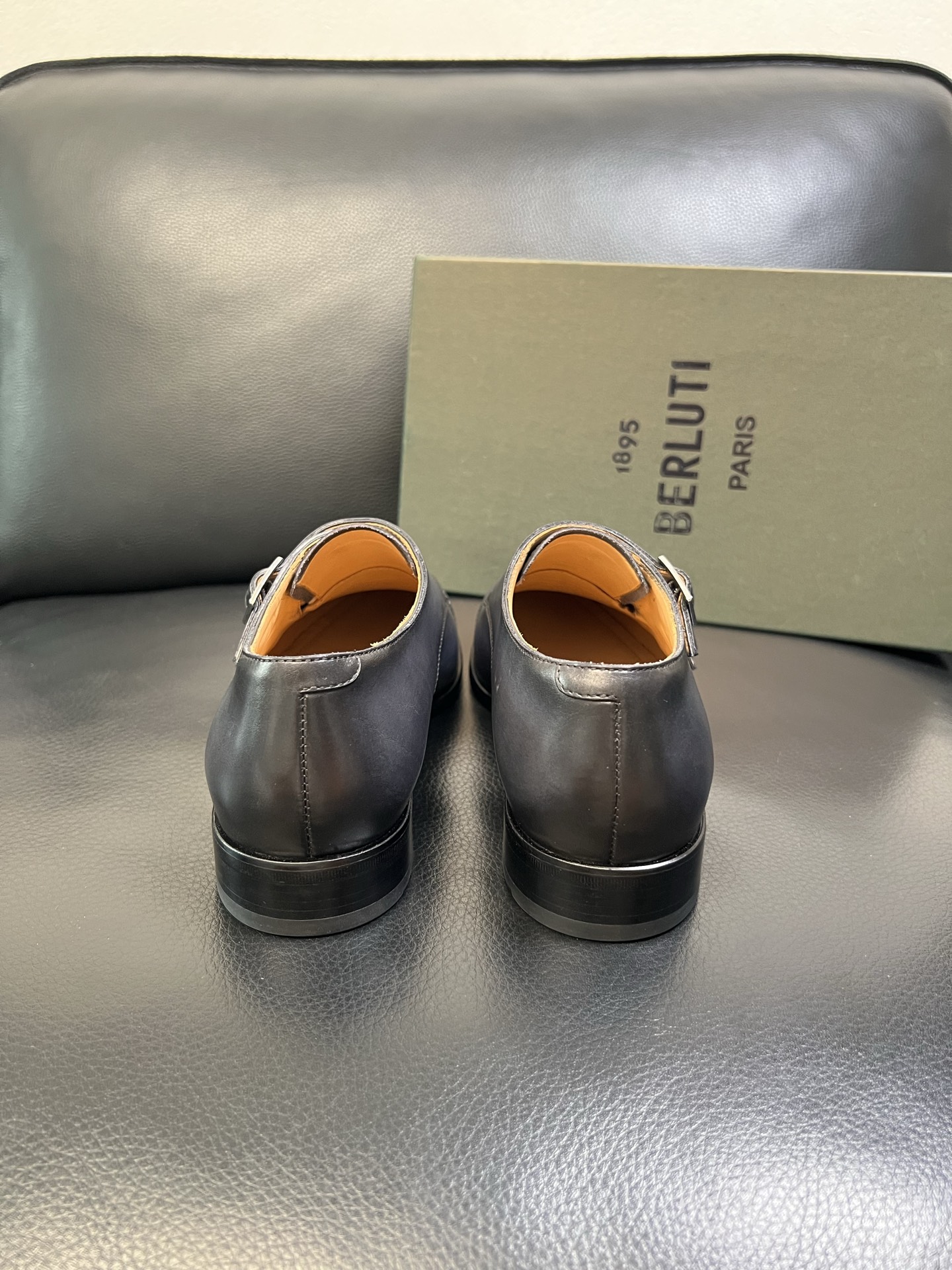 Berluti 高品质 顶级工艺品 布鲁提 专柜同步发售原厂配置，意大利进口牛皮面料，全进口水染牛皮里垫