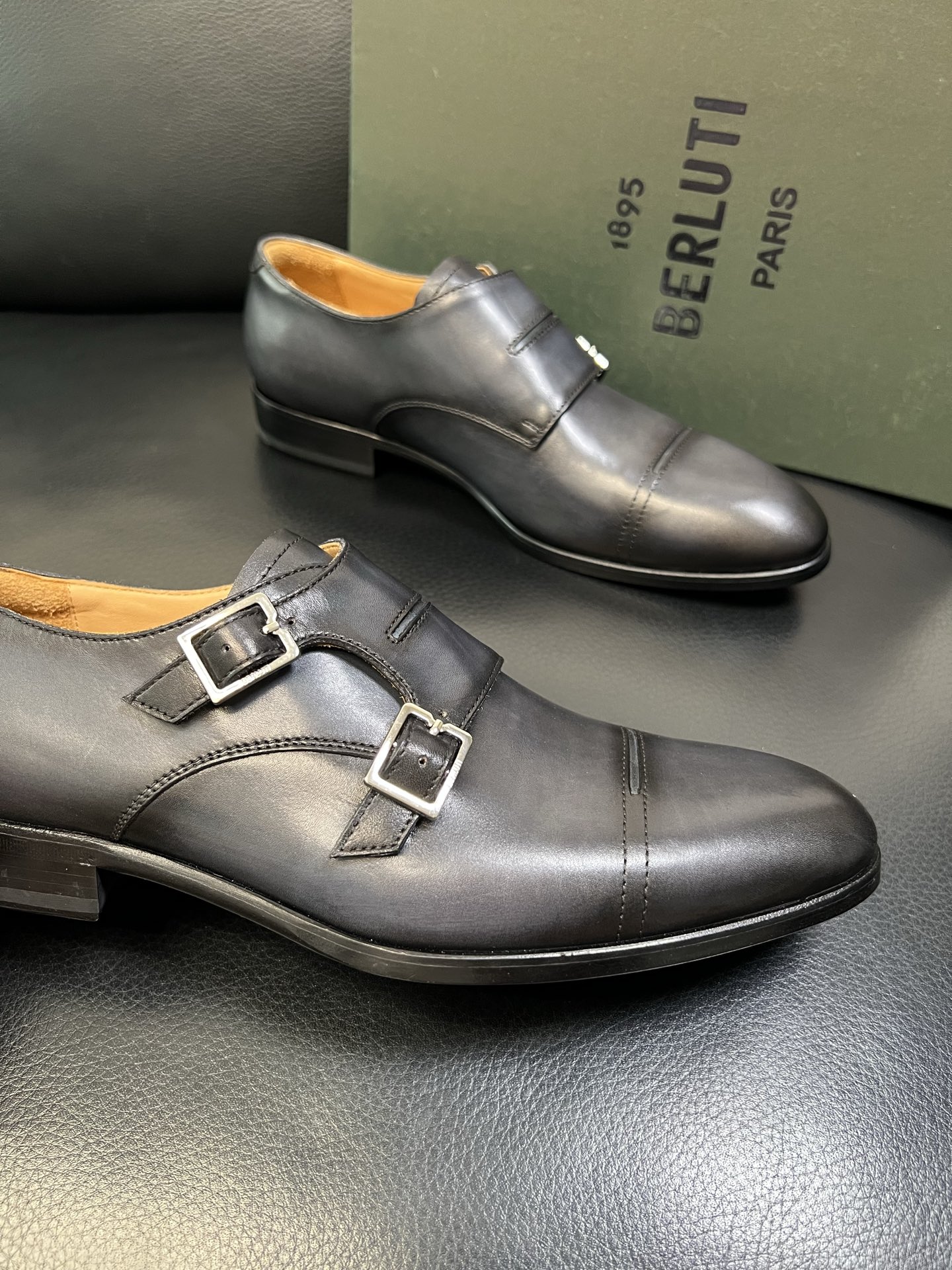 Berluti 高品质 顶级工艺品 布鲁提 专柜同步发售原厂配置，意大利进口牛皮面料，全进口水染牛皮里垫