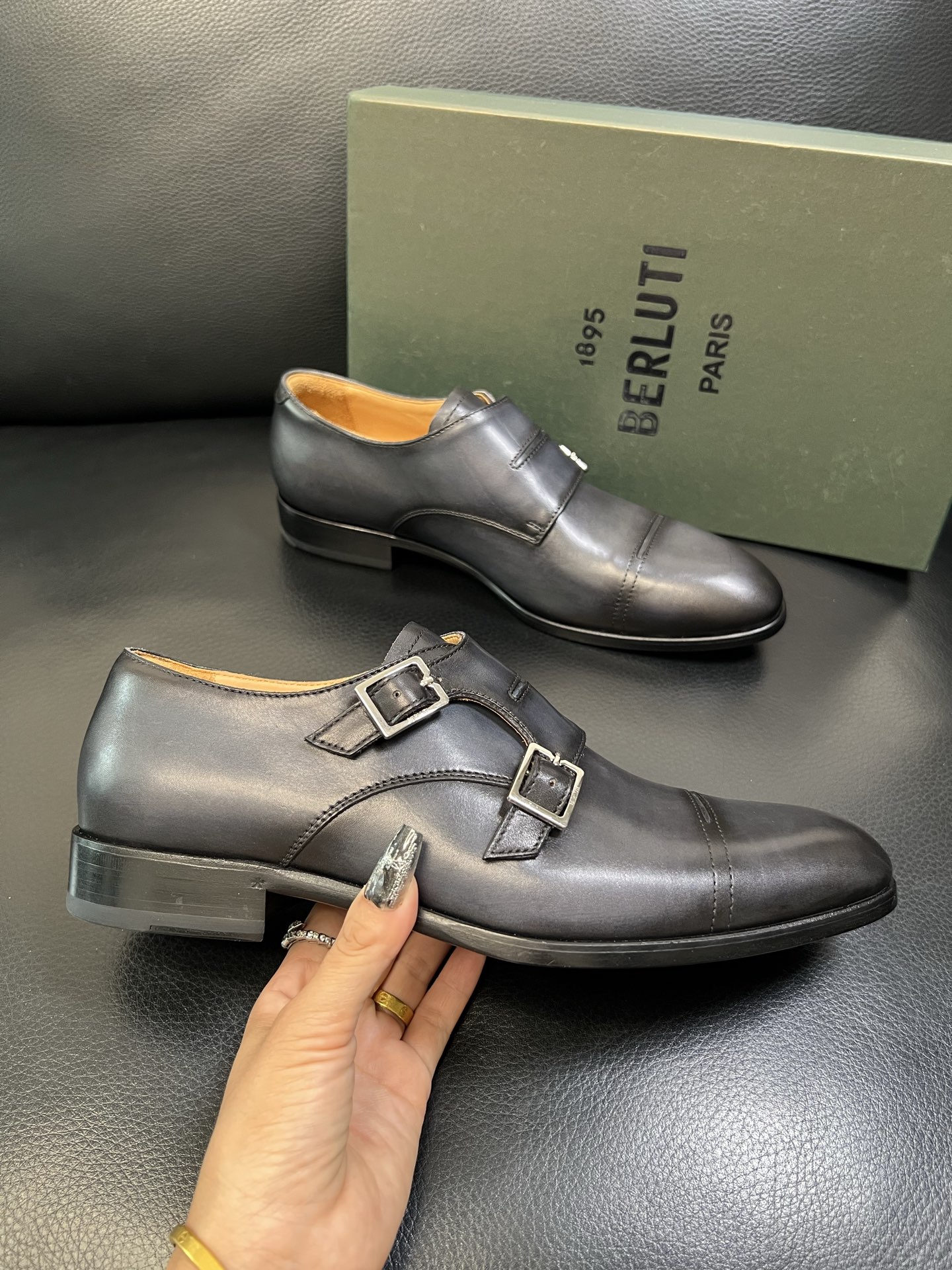 Berluti 高品质 顶级工艺品 布鲁提 专柜同步发售原厂配置，意大利进口牛皮面料，全进口水染牛皮里垫