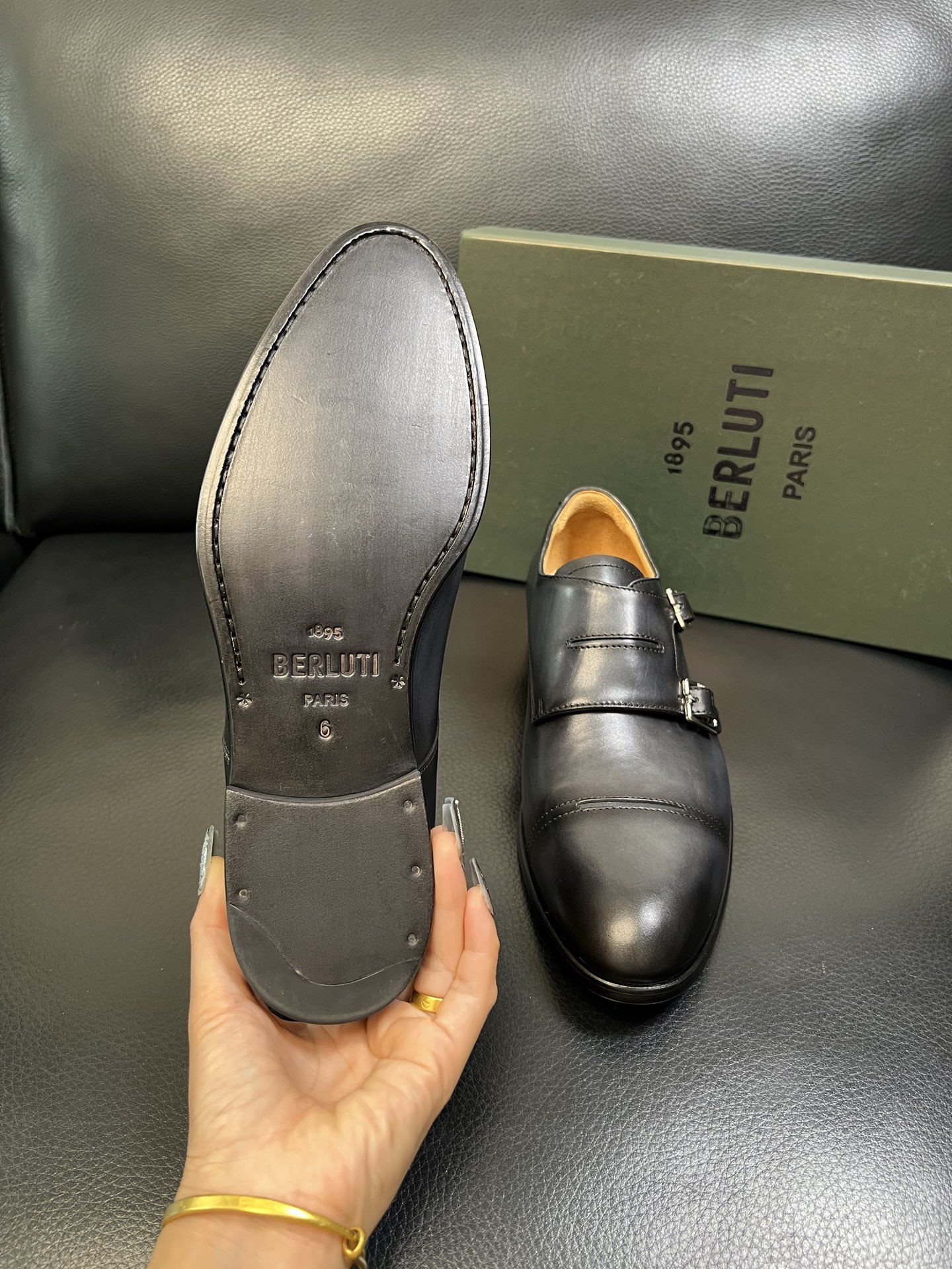 Berluti 高品质 顶级工艺品 布鲁提 专柜同步发售原厂配置，意大利进口牛皮面料，全进口水染牛皮里垫