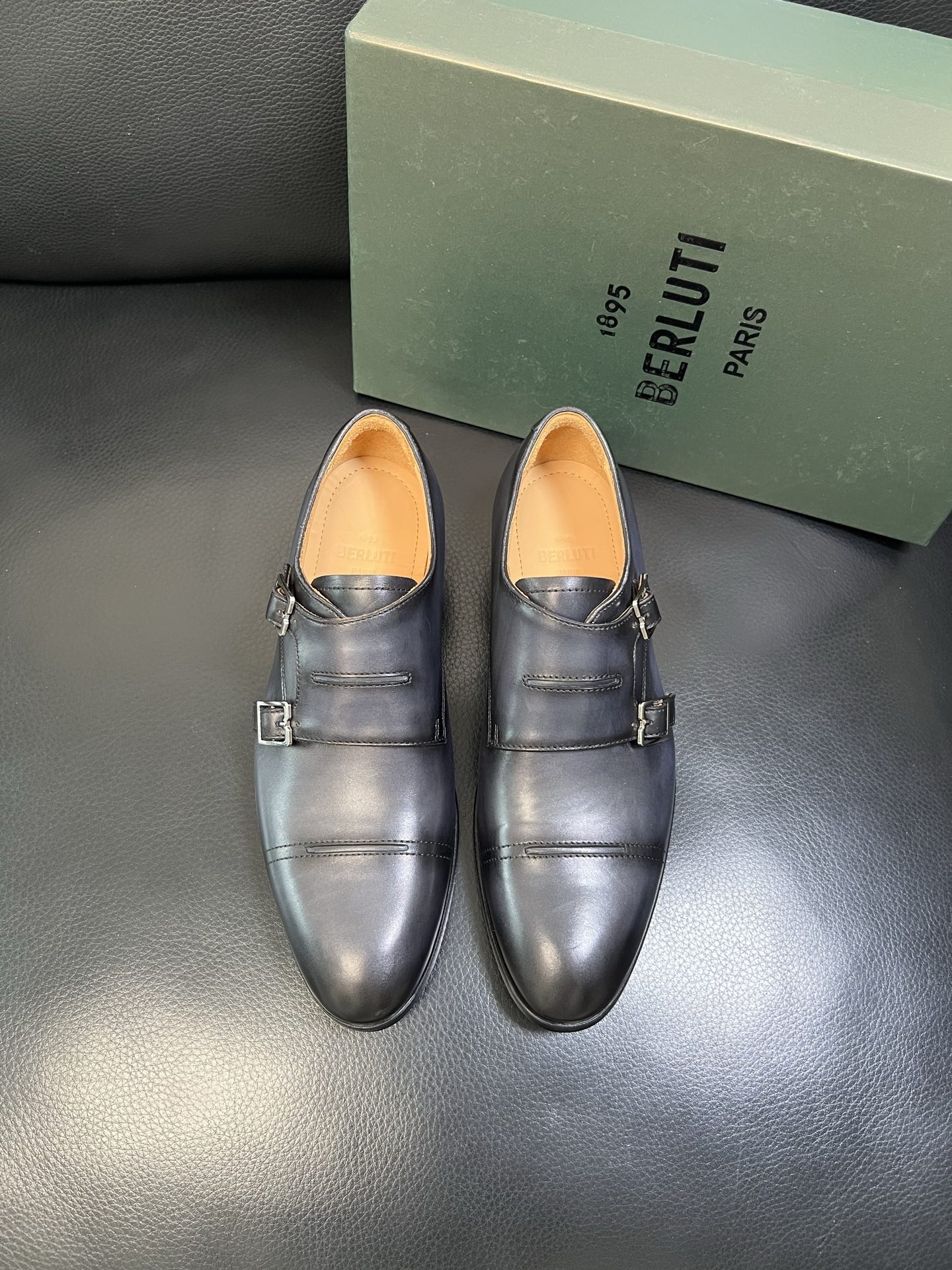 Berluti 高品质 顶级工艺品 布鲁提 专柜同步发售原厂配置，意大利进口牛皮面料，全进口水染牛皮里垫