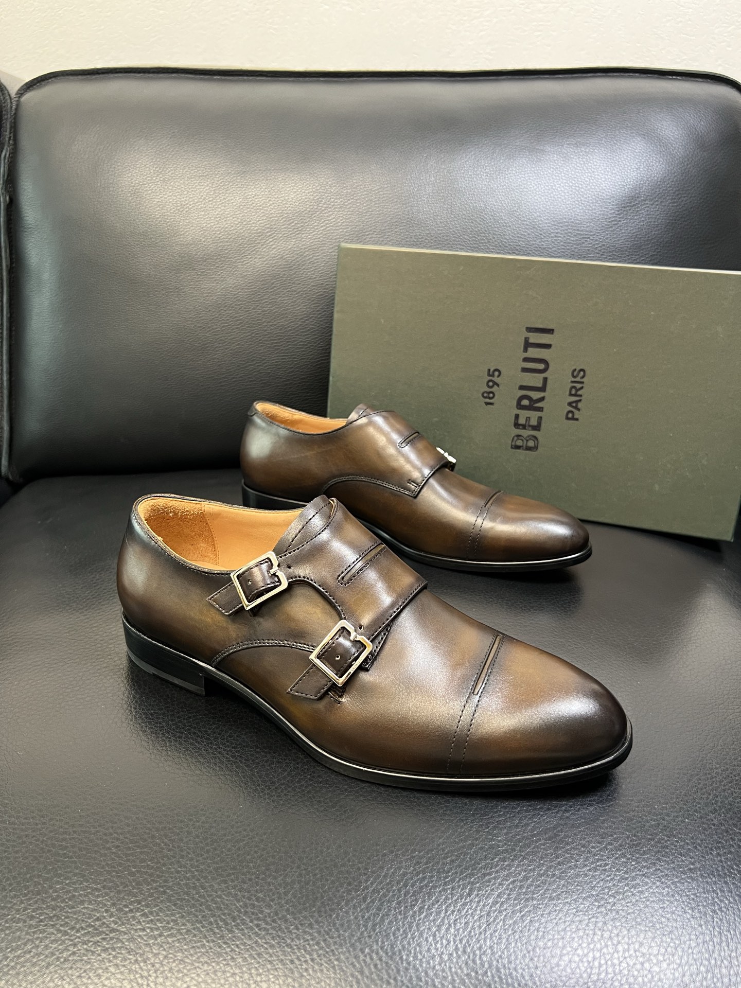 Berluti 高品质 顶级工艺品 布鲁提 专柜同步发售原厂配置，意大利进口牛皮面料，全进口水染牛皮里垫