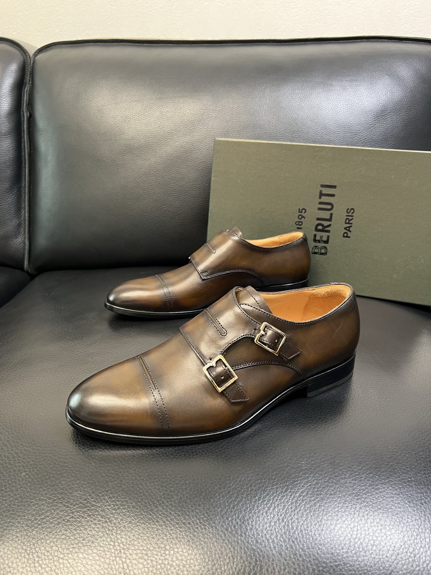 Berluti 高品质 顶级工艺品 布鲁提 专柜同步发售原厂配置，意大利进口牛皮面料，全进口水染牛皮里垫