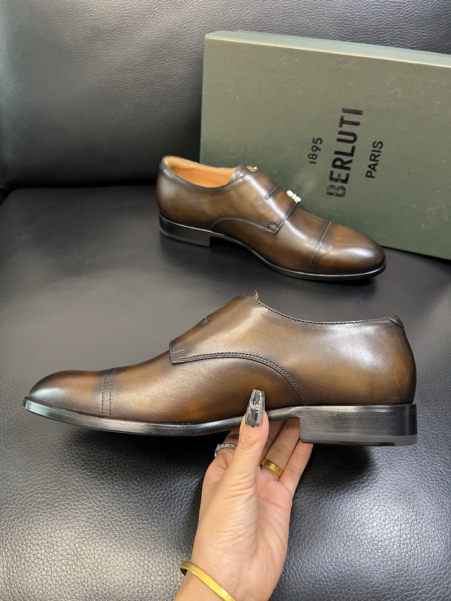 Berluti 高品质 顶级工艺品 布鲁提 专柜同步发售原厂配置，意大利进口牛皮面料，全进口水染牛皮里垫