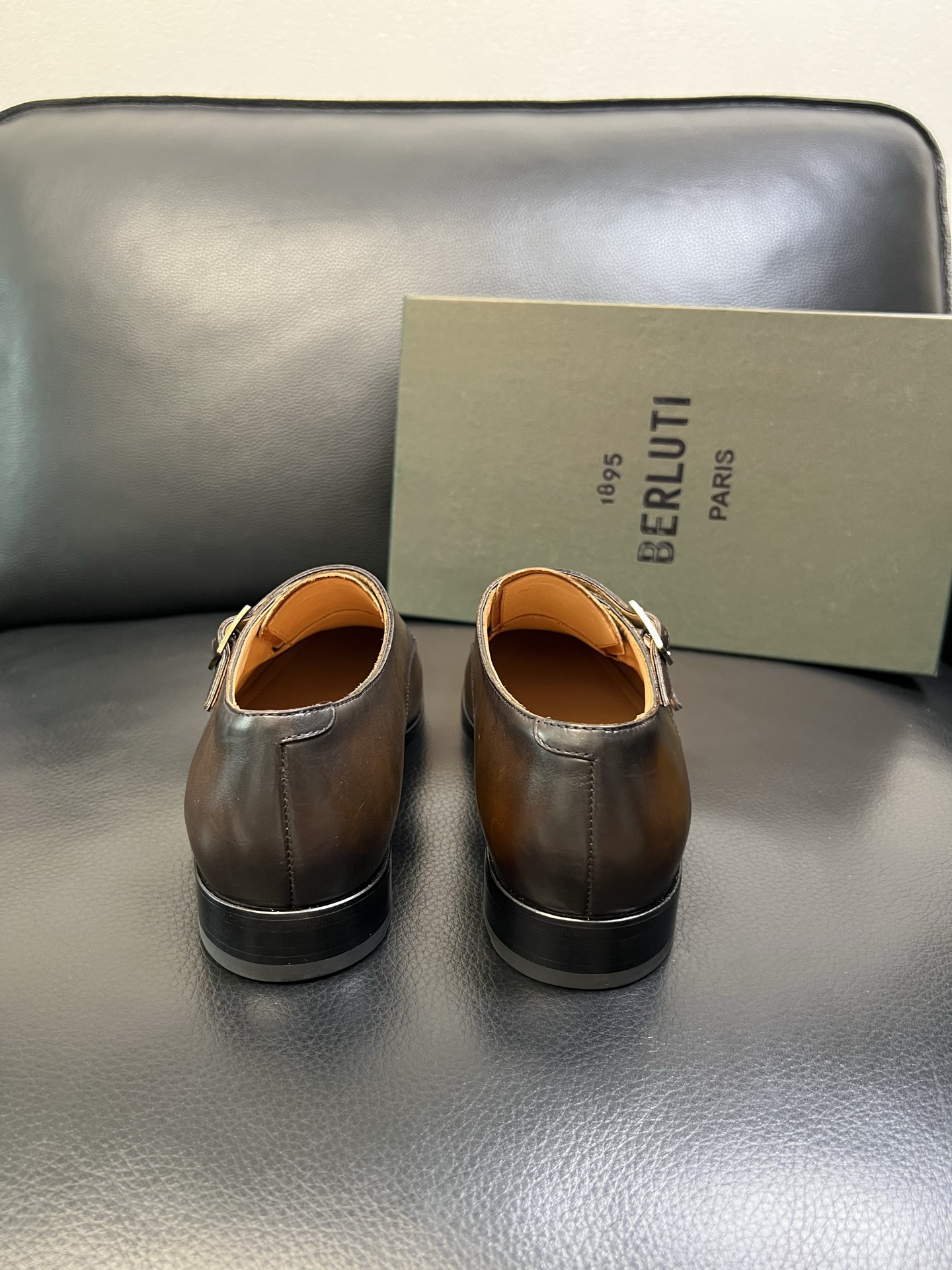 Berluti 高品质 顶级工艺品 布鲁提 专柜同步发售原厂配置，意大利进口牛皮面料，全进口水染牛皮里垫