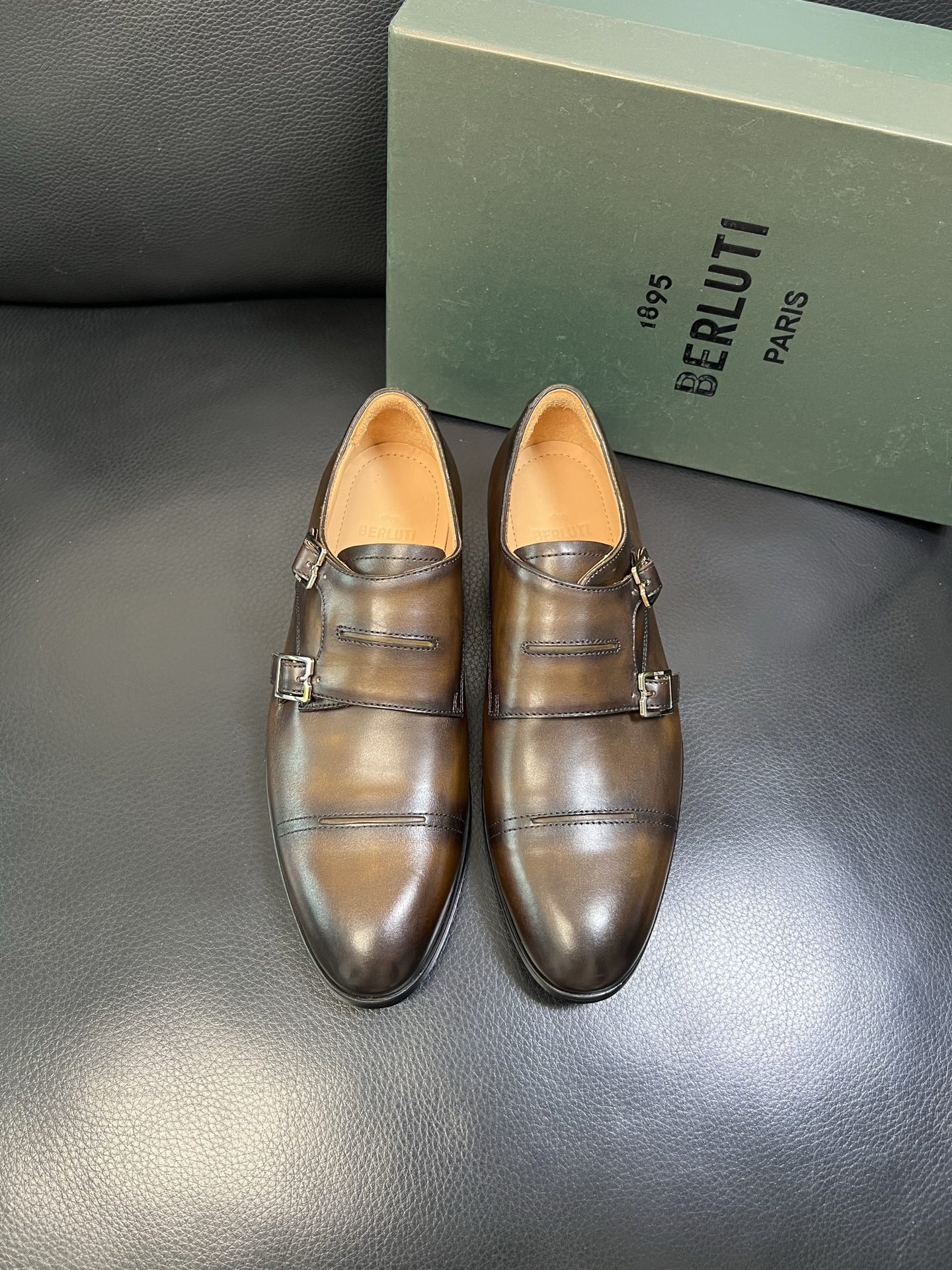 Berluti 高品质 顶级工艺品 布鲁提 专柜同步发售原厂配置，意大利进口牛皮面料，全进口水染牛皮里垫