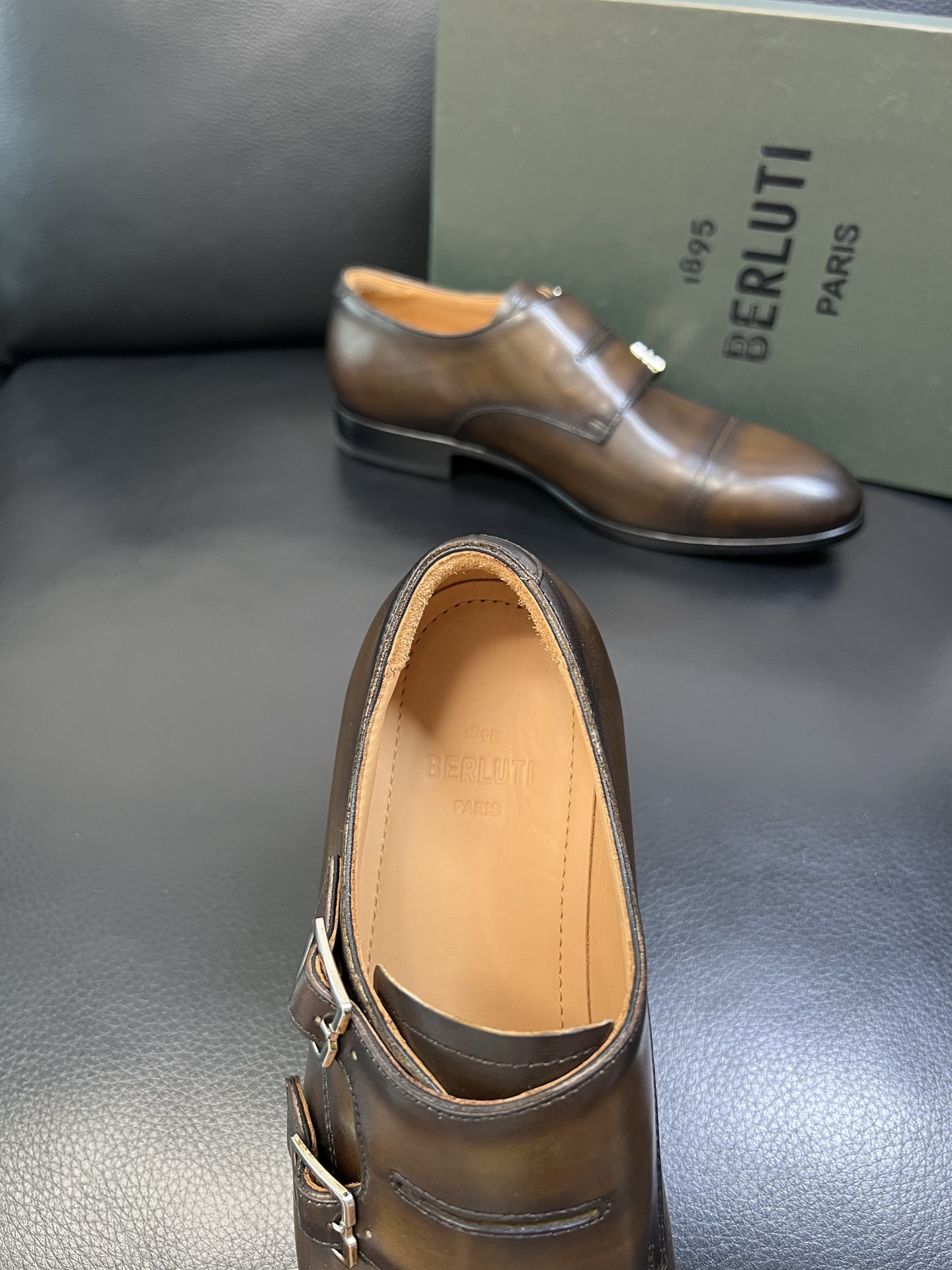 Berluti 高品质 顶级工艺品 布鲁提 专柜同步发售原厂配置，意大利进口牛皮面料，全进口水染牛皮里垫
