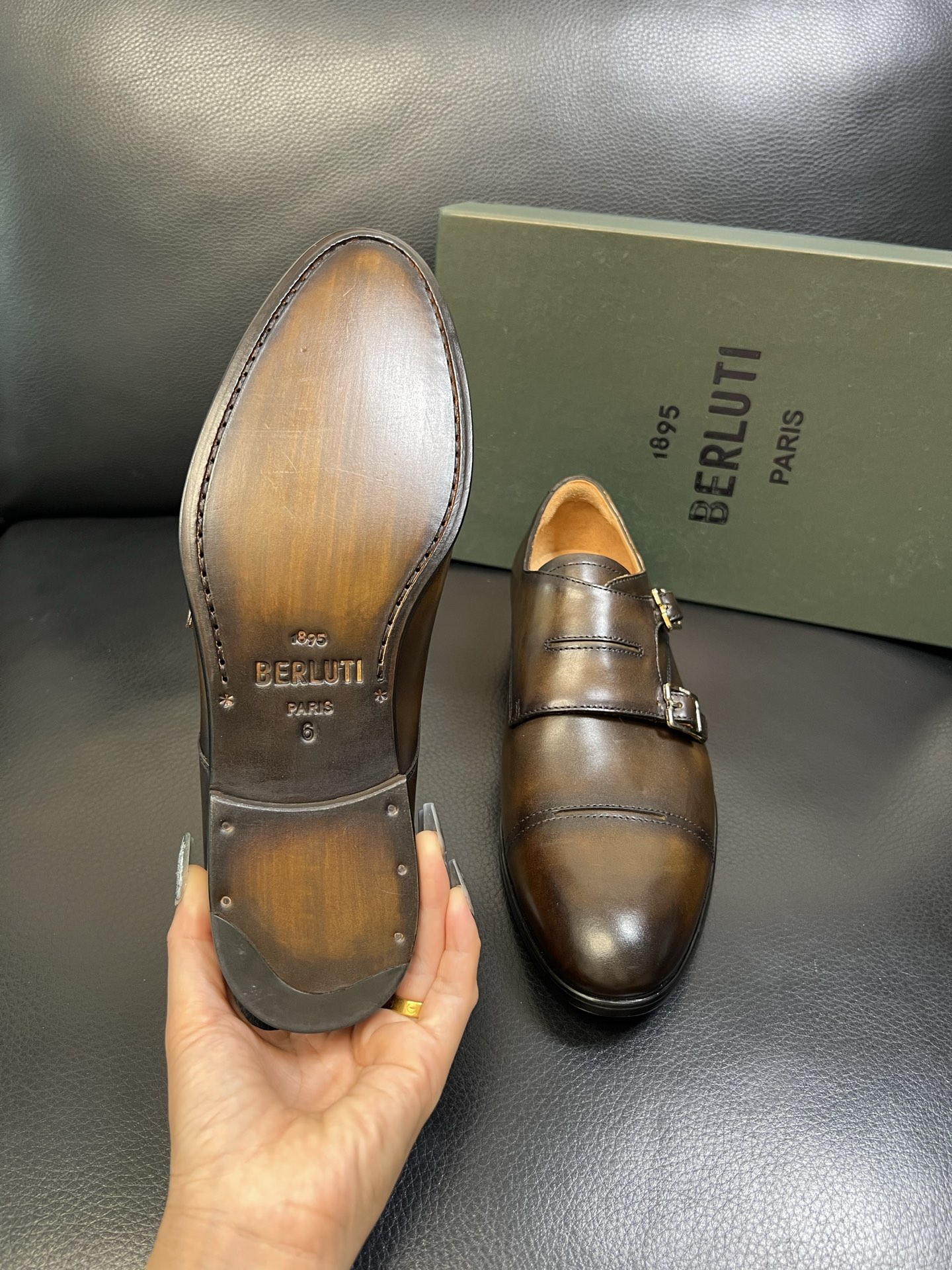 Berluti 高品质 顶级工艺品 布鲁提 专柜同步发售原厂配置，意大利进口牛皮面料，全进口水染牛皮里垫