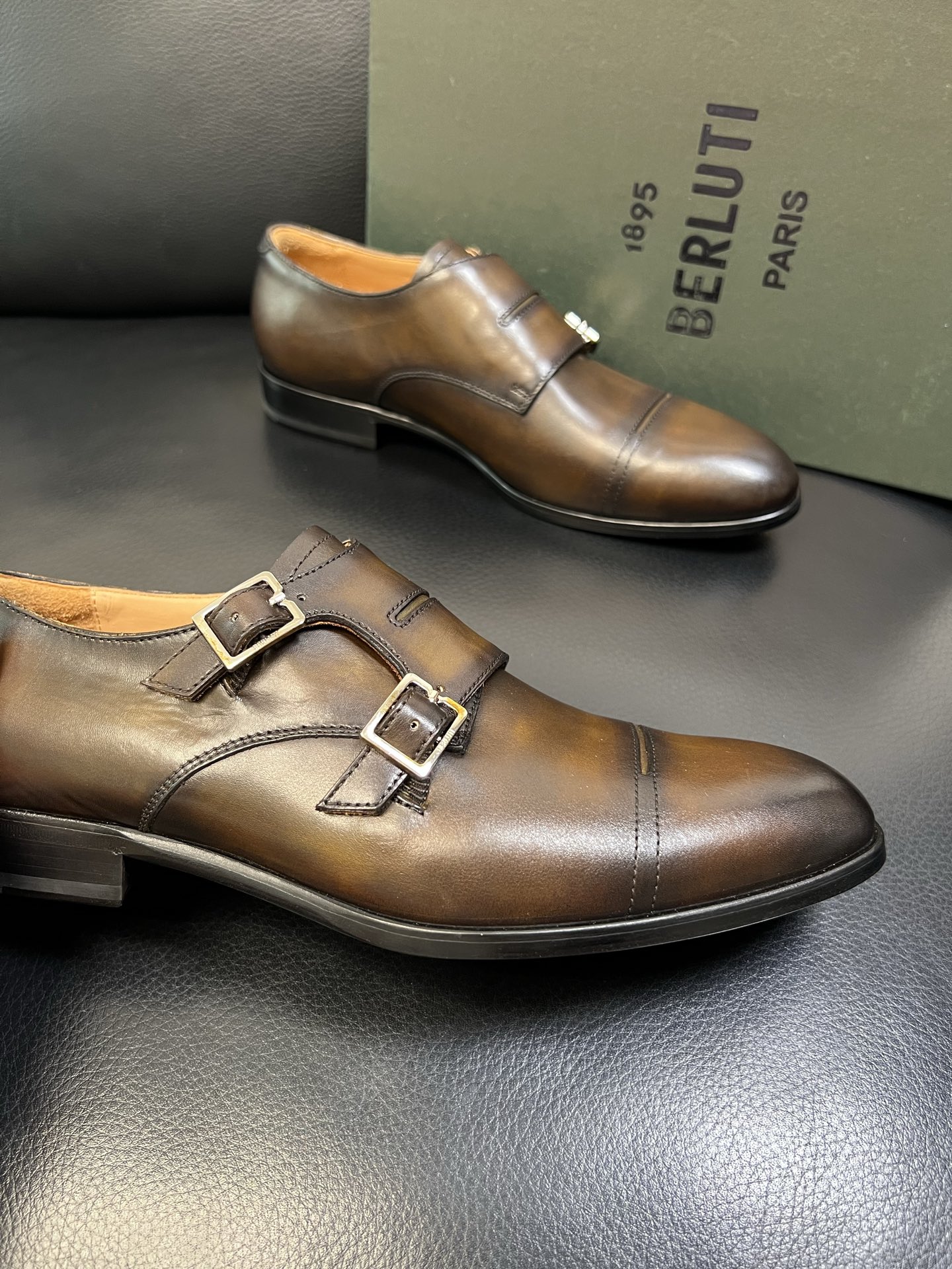 Berluti 高品质 顶级工艺品 布鲁提 专柜同步发售原厂配置，意大利进口牛皮面料，全进口水染牛皮里垫