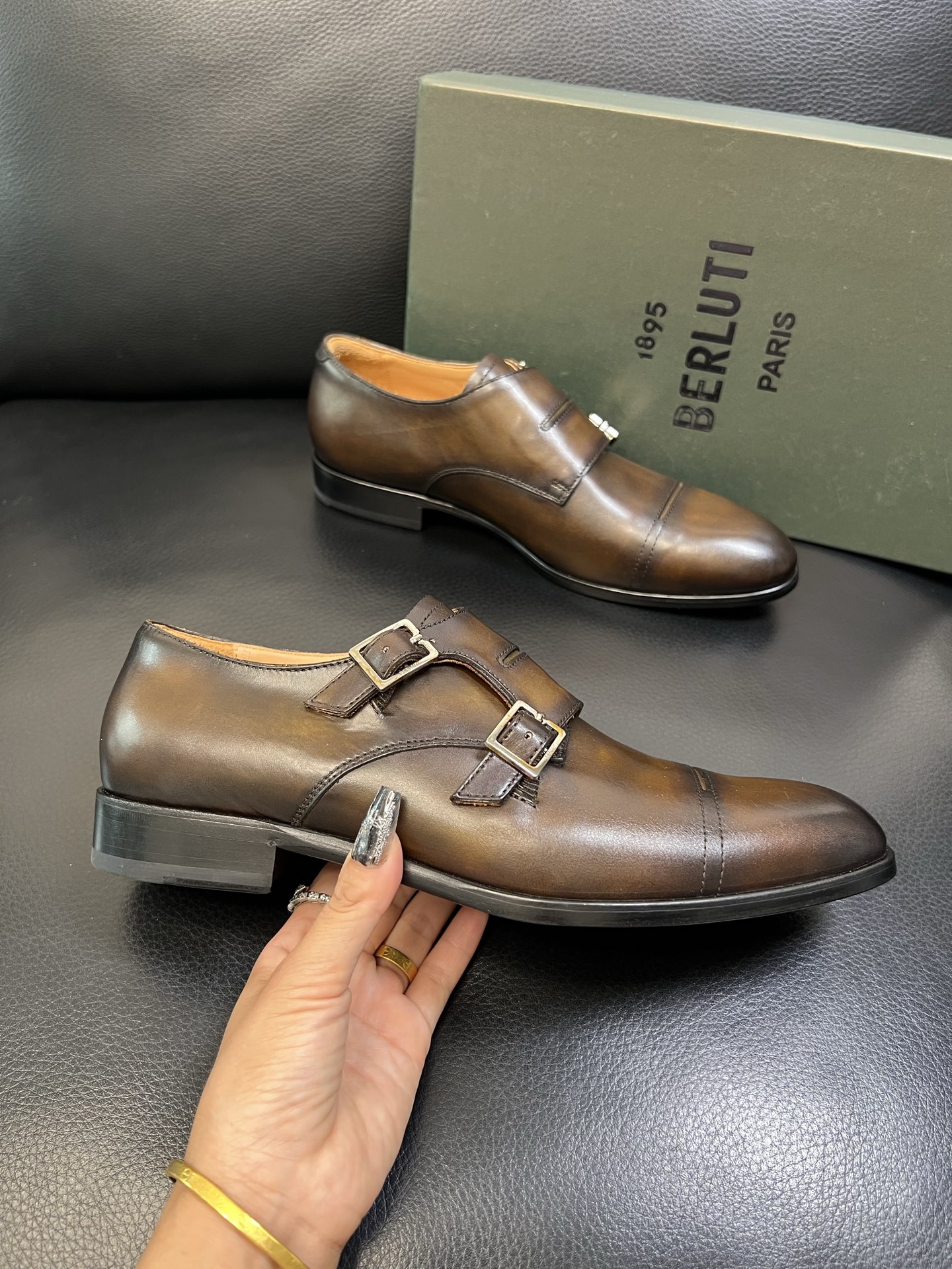 Berluti 高品质 顶级工艺品 布鲁提 专柜同步发售原厂配置，意大利进口牛皮面料，全进口水染牛皮里垫