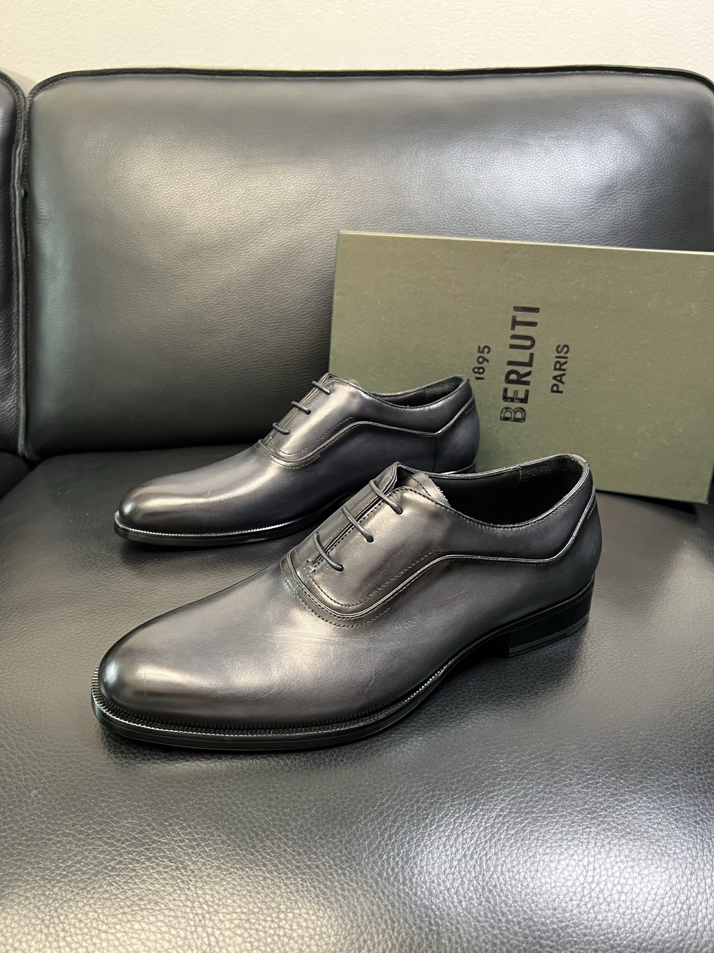 Berluti 高品质 顶级工艺品 布鲁提 专柜同步发售原厂配置，意大利进口牛皮面料，全进口水染牛皮里垫