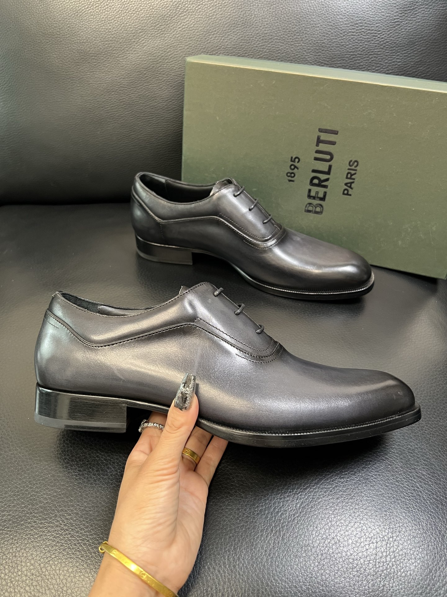 Berluti 高品质 顶级工艺品 布鲁提 专柜同步发售原厂配置，意大利进口牛皮面料，全进口水染牛皮里垫